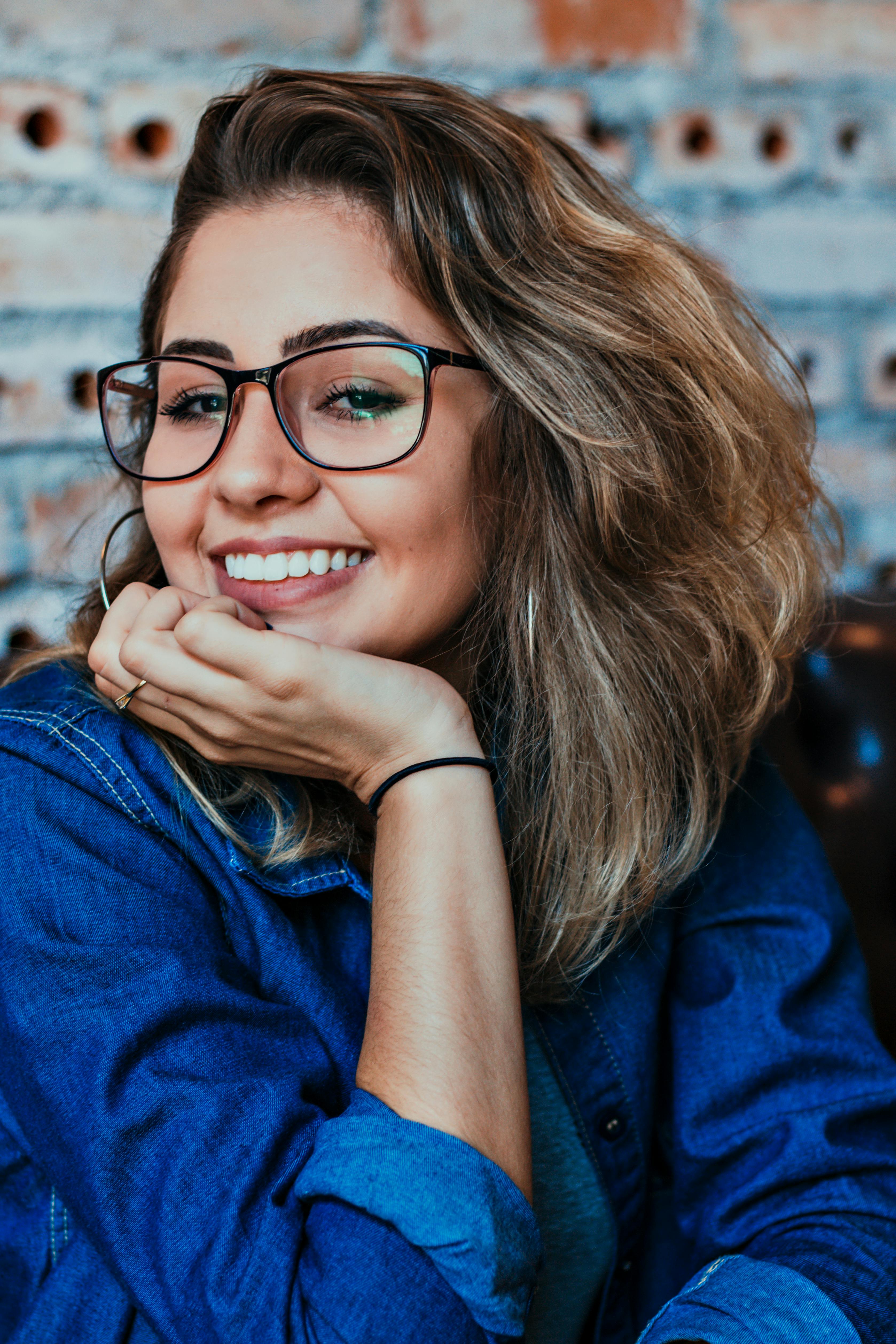 Una mujer sonriente | Fuente: Pexels