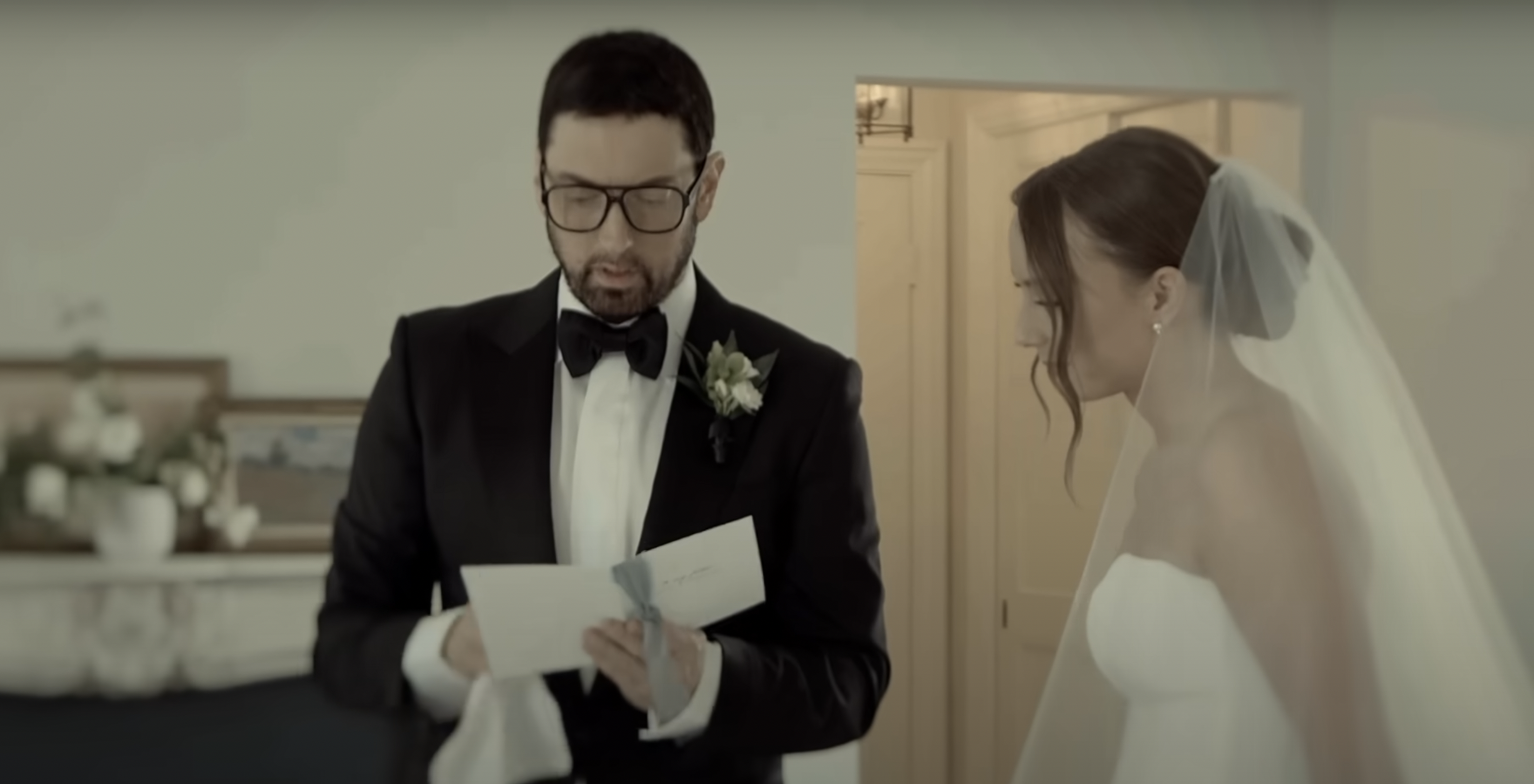 Eminem y Hailie Jade en su boda en un clip subido el 3 de octubre de 2024 | Fuente: YouTube/EminemMusic