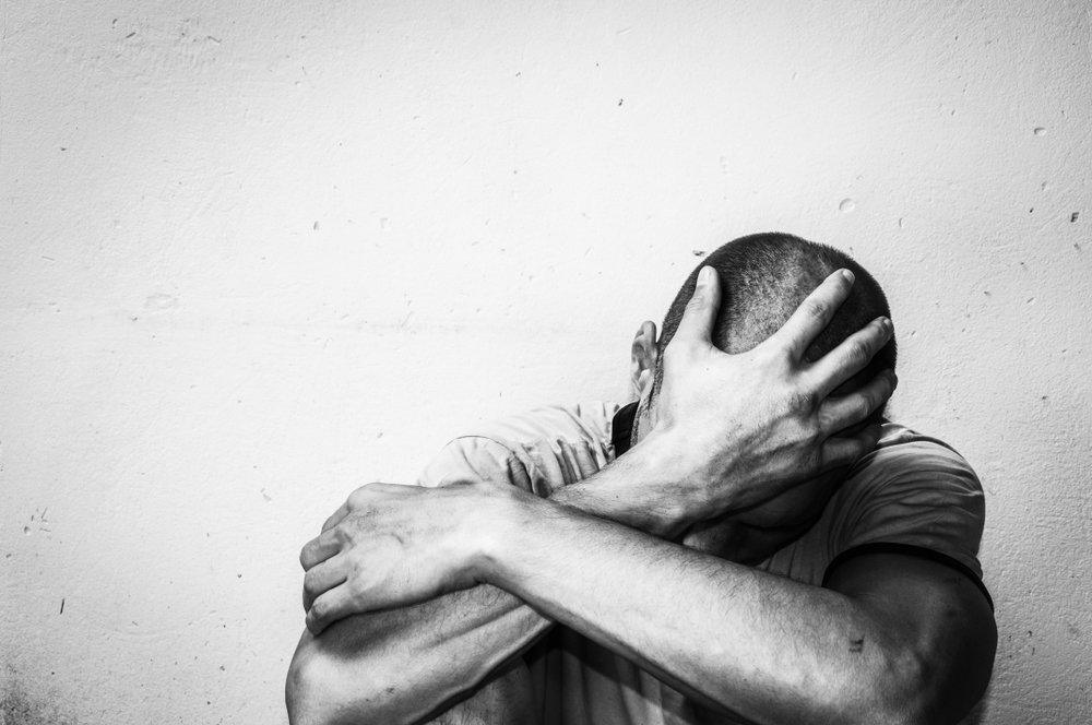 Hombre afligido con su mano sobre su cabeza. | Foto: Shutterstock
