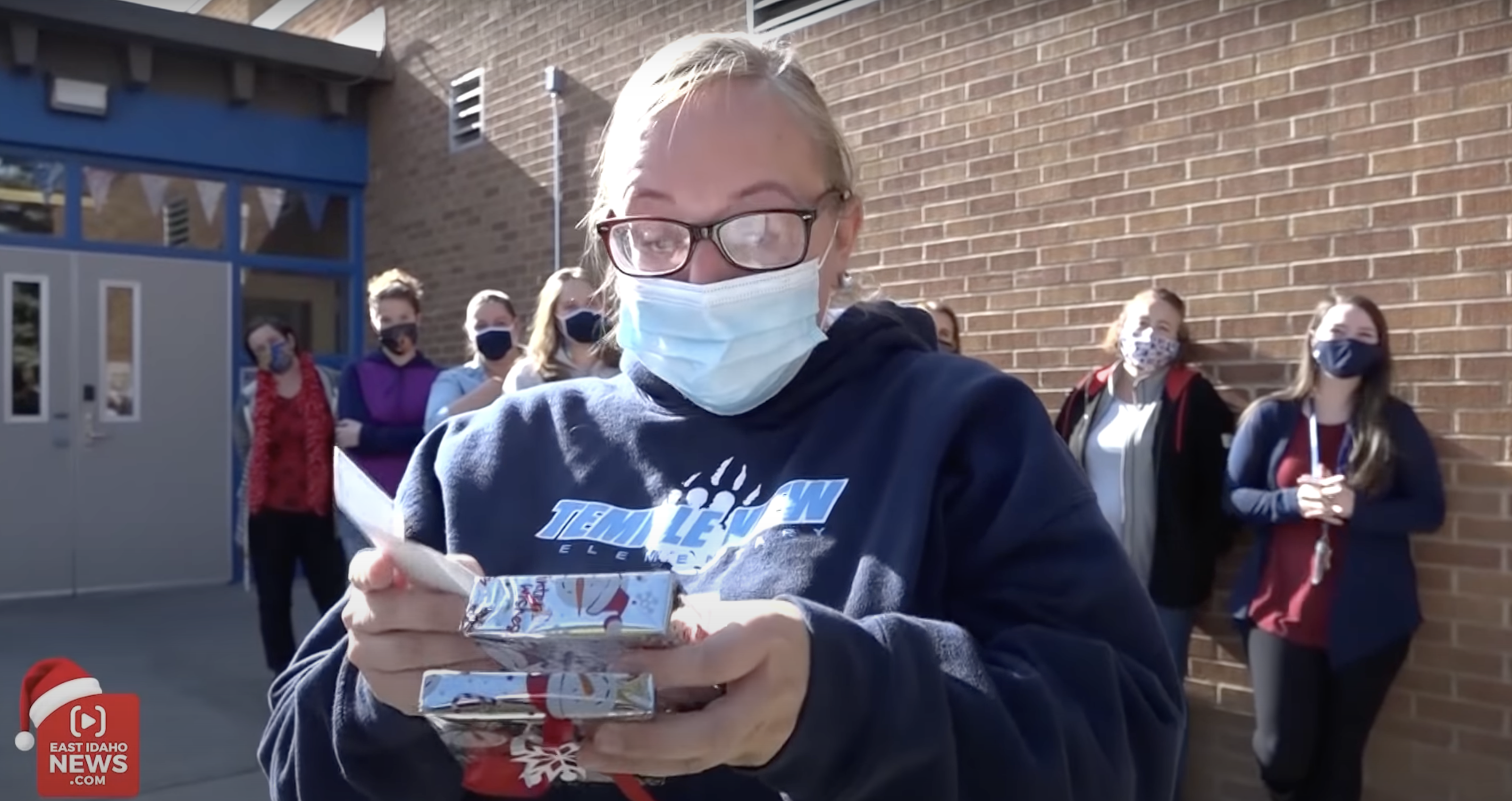 Darci Orchard abriendo la caja de regalo del Santa Secreto. | Foto: YouTube.com/East Idaho News