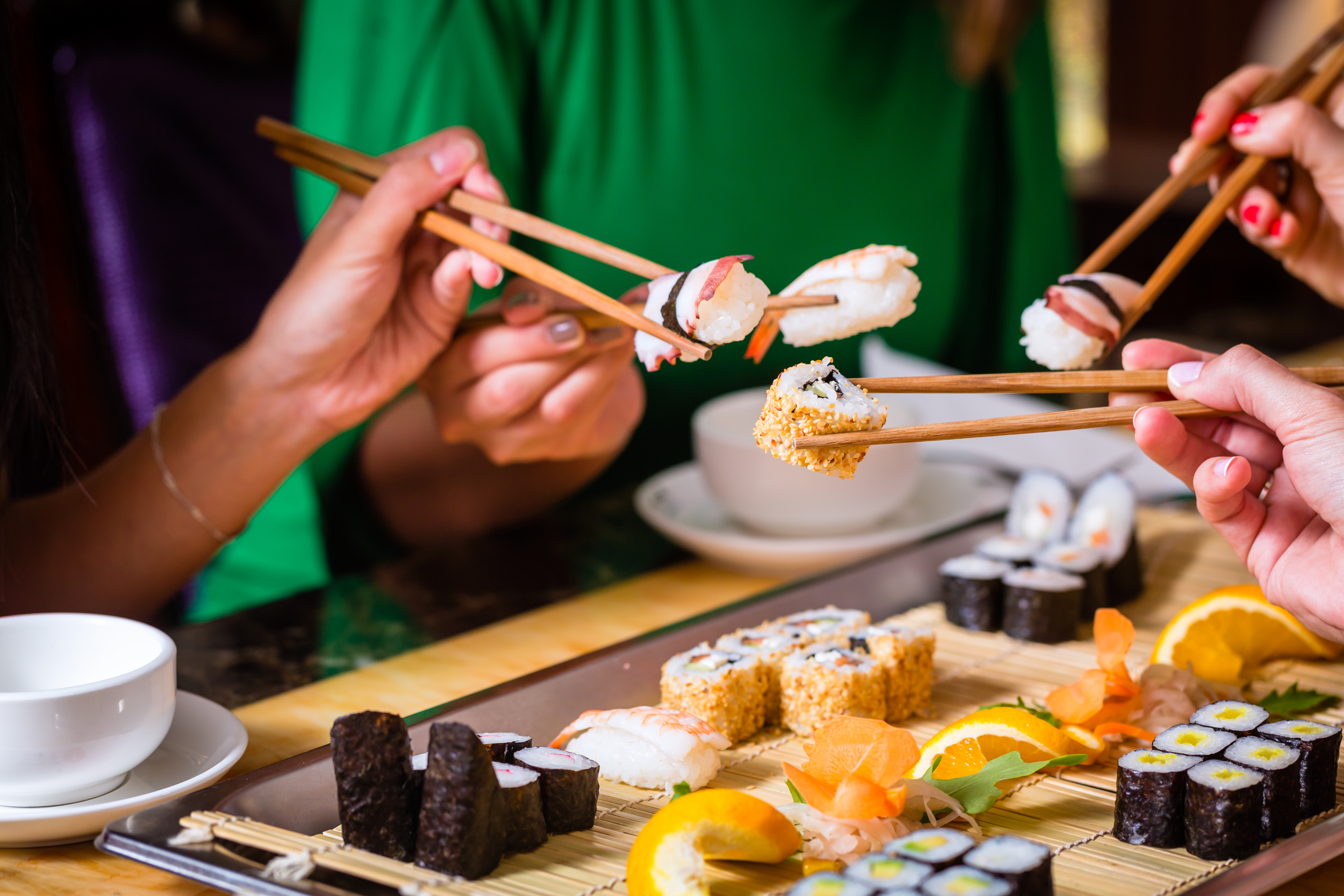 Gente comiendo sushi | Foto: Shutterstock
