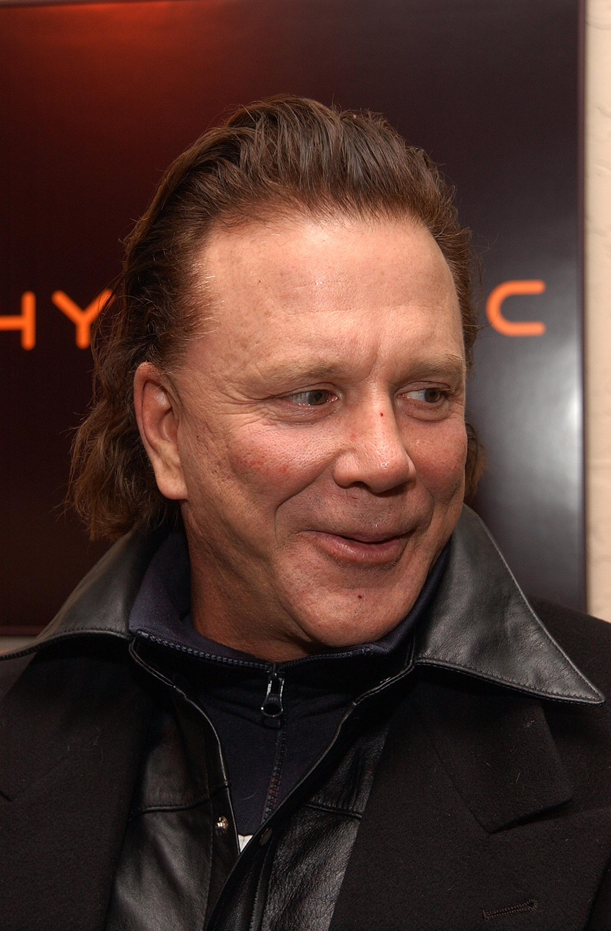 Mickey Rourke en el Chrysler Lounge, durante el Chrysler Million Dollar Film Festival, el 22 de enero de 2003 | Fuente: Getty Images