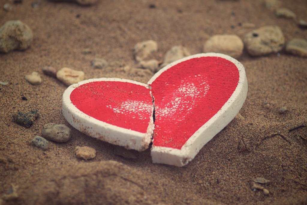 Corazón de anime roto sobre la arena. | Foto: Flickr