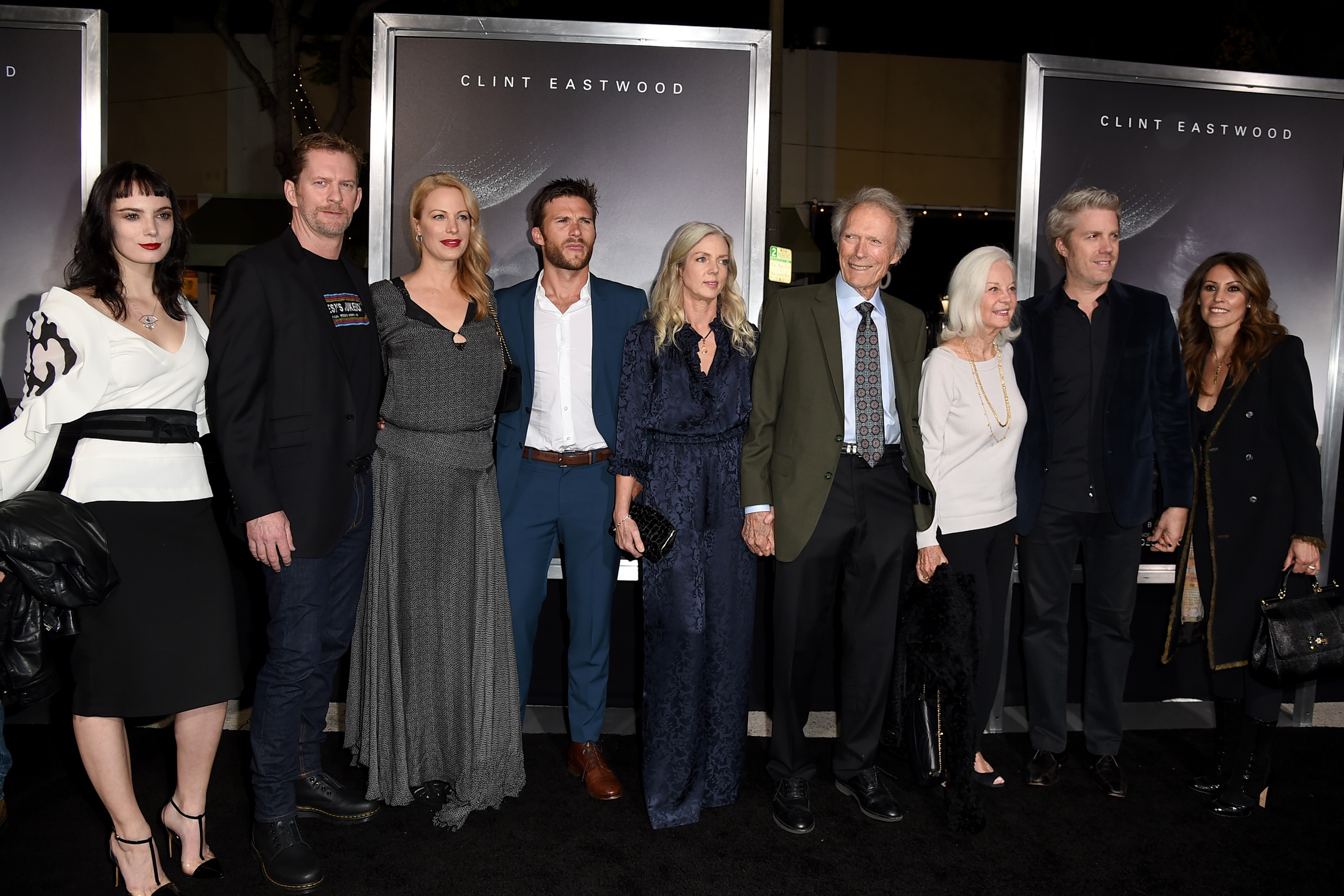 (De izq. a dcha.) Graylen Eastwood, Stacy Poitras, Alison Eastwood, Scott Eastwood, Christina Sandera, Clint Eastwood, Maggie Johnson, Kyle Eastwood y Cynthia Ramirez posan en el estreno de "The Mule", de Warner Bros. Pictures, 2018 | Fuente: Getty Images