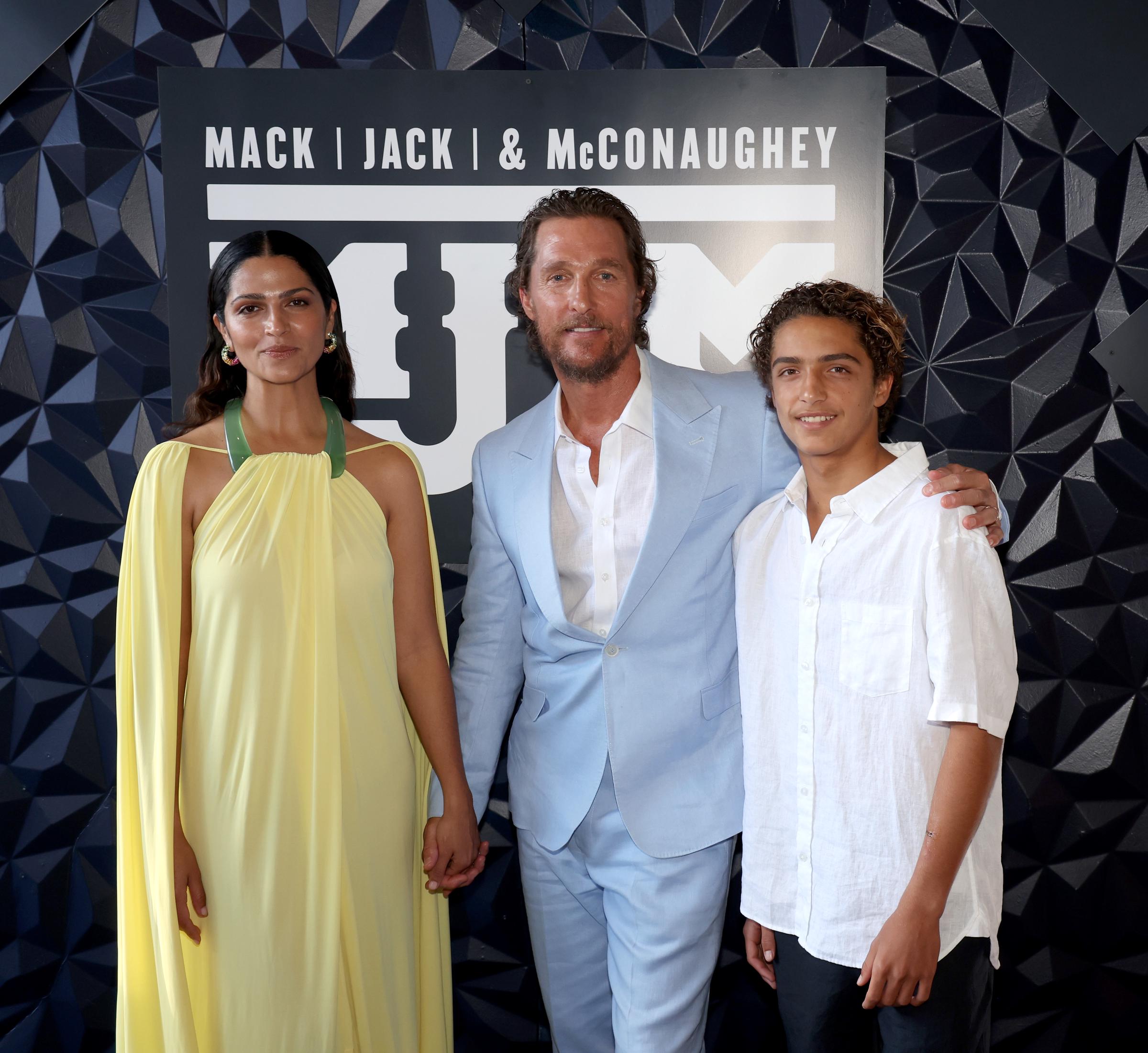 Camila Alves, Matthew McConaughey y su hijo Levi asisten a la Gala Mack, Jack &amp; McConaughey 2023 en Austin, Texas, el 27 de abril de 2023 | Fuente: Getty Images