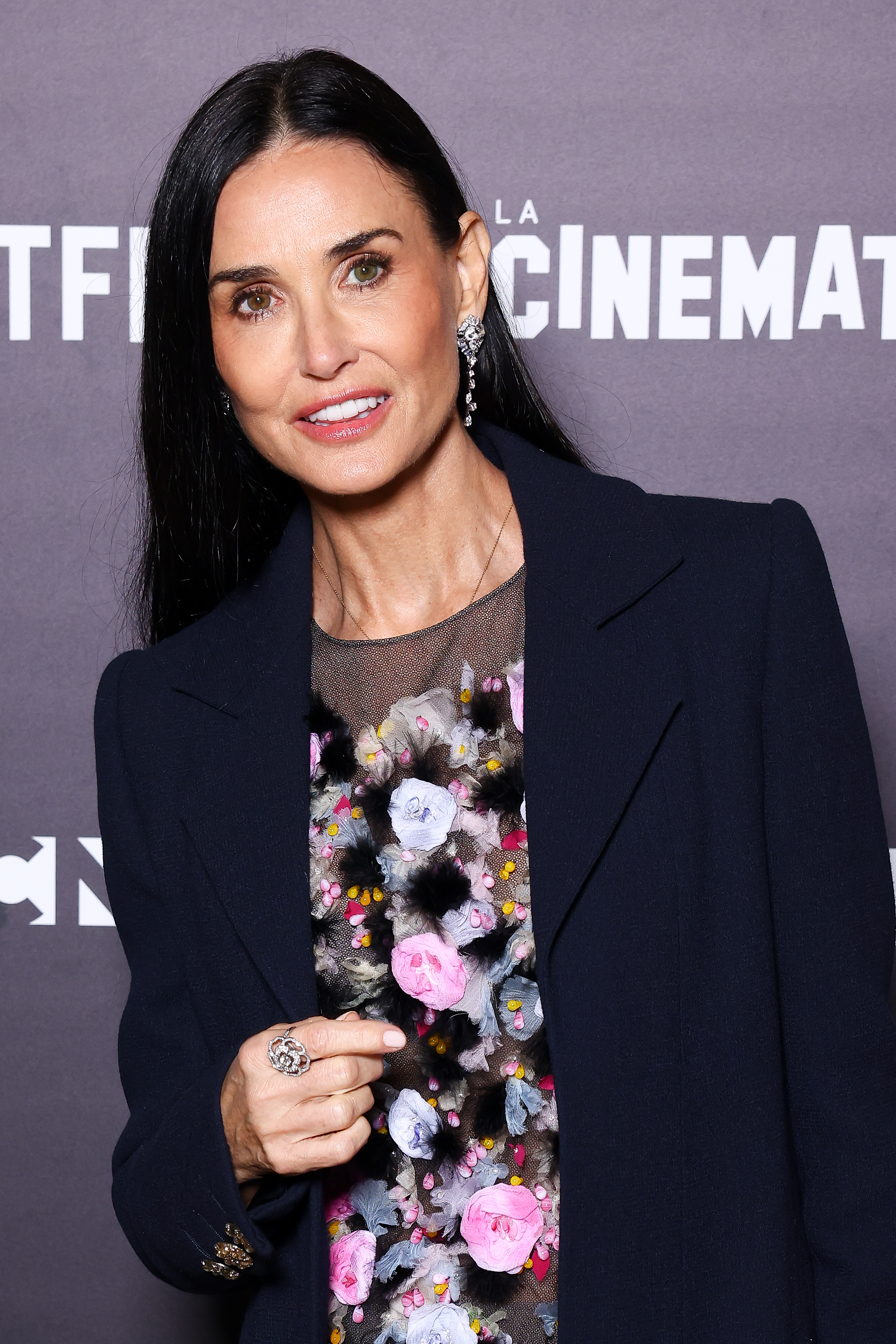 Demi Moore asiste al estreno de "The Substance" en París el 5 de noviembre de 2024 | Fuente: Getty Images