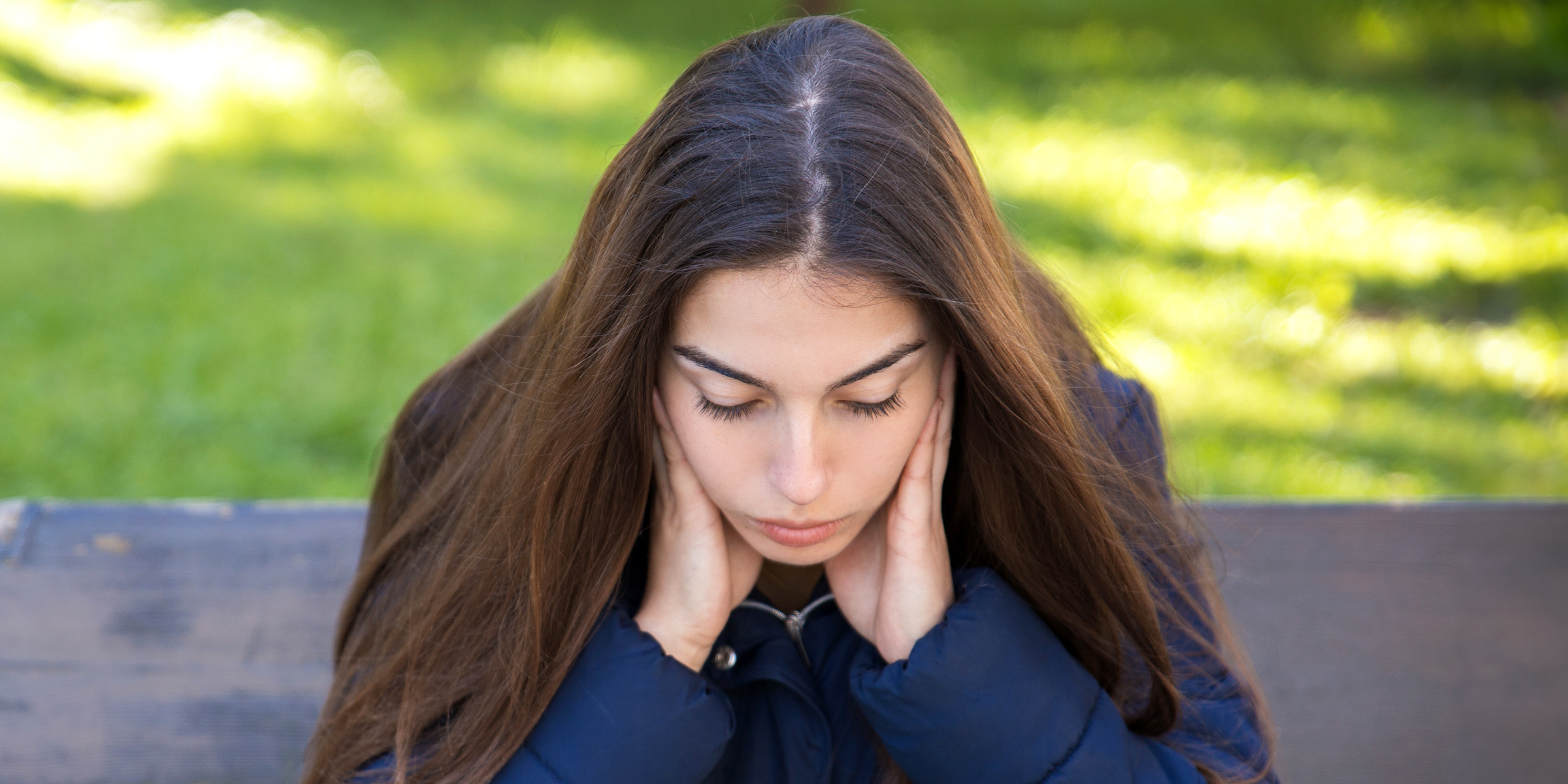 Una mujer con la cabeza entre las manos | Fuente: Shutterstock