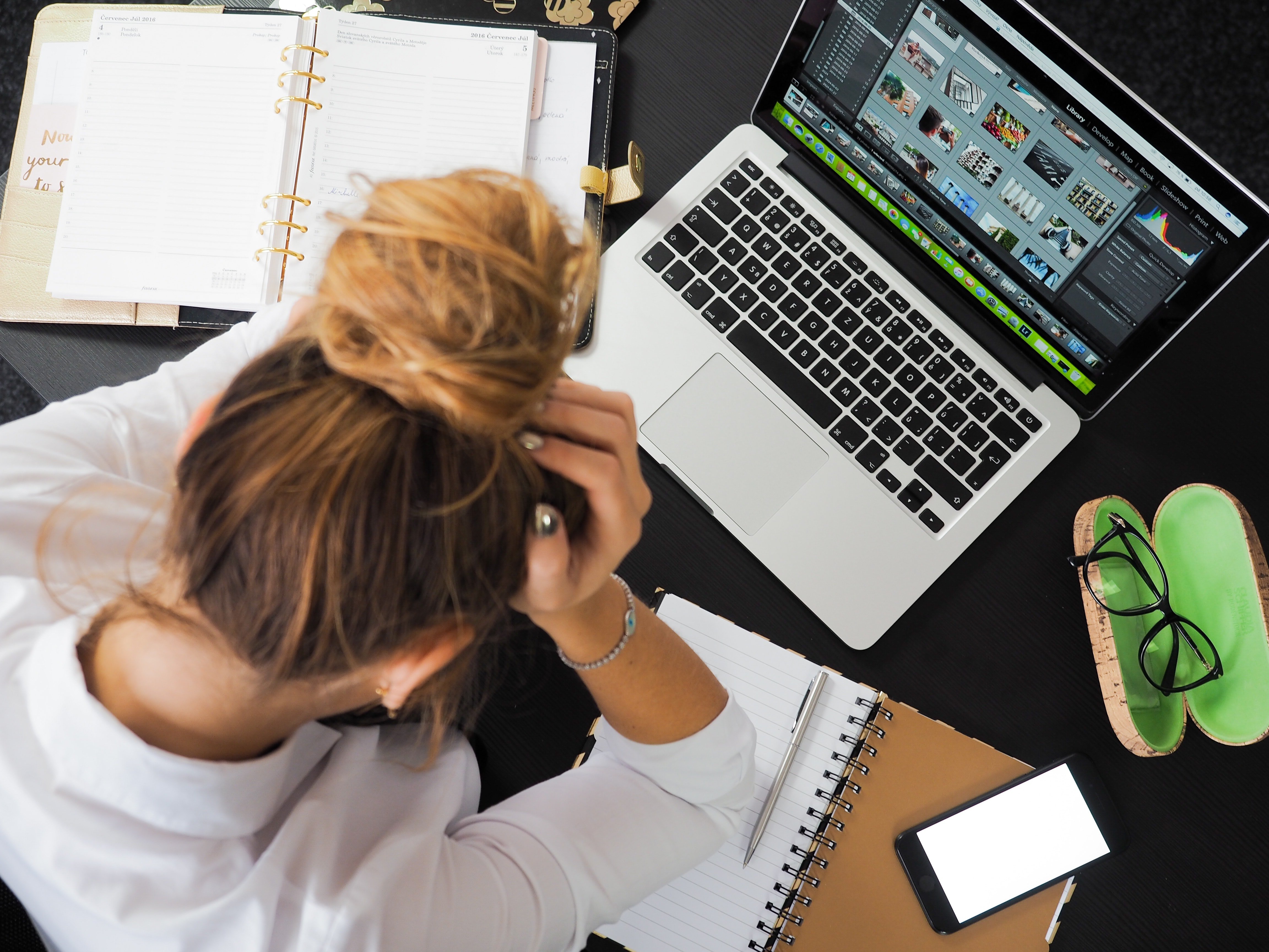 Mujer estresada frente a la laptop. | Foto: Pexels