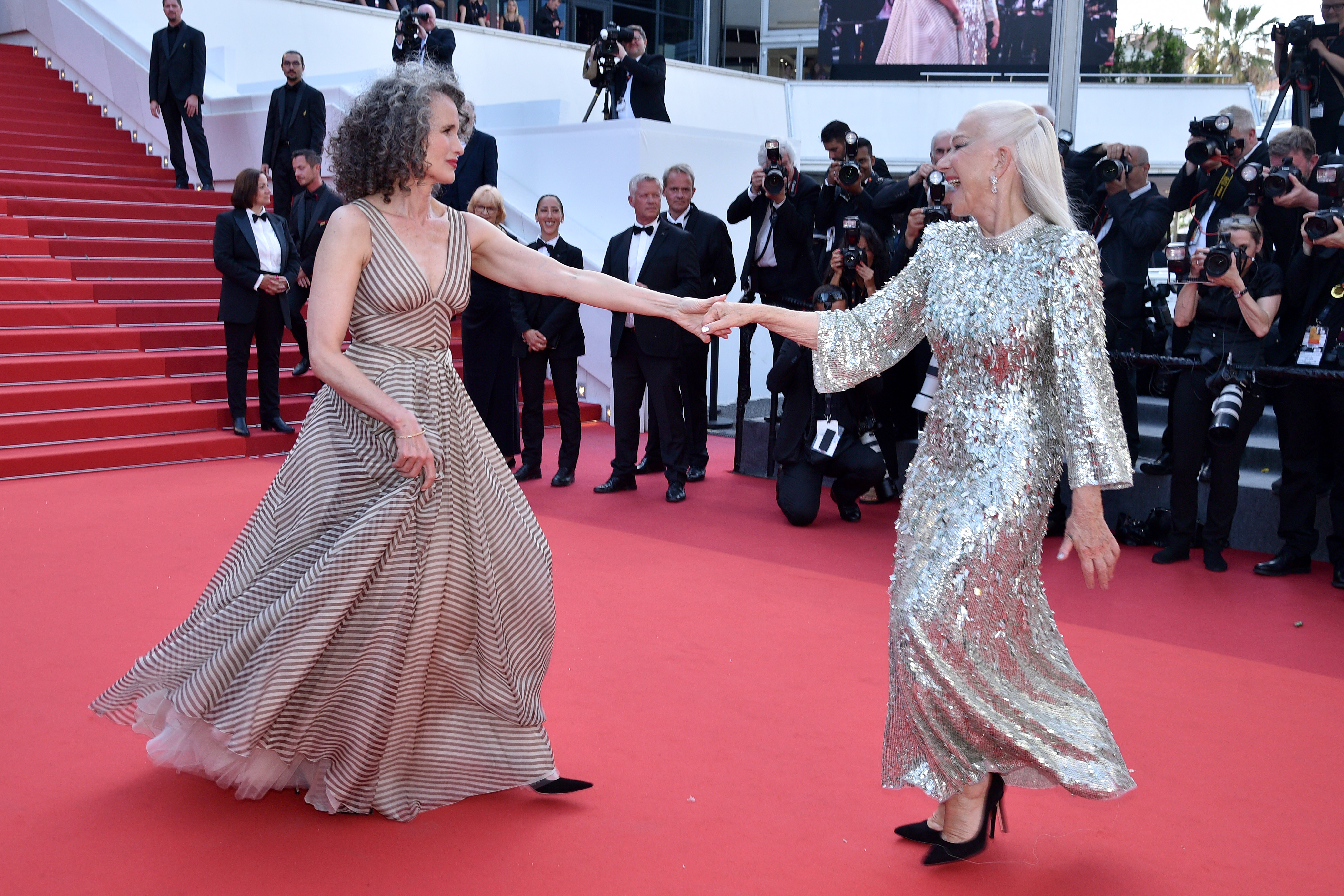 Andie MacDowell y Helen Mirren en el 75º Festival de Cine de Cannes el 27 de mayo de 2022 en Cannes, Francia | Foto: Getty Images