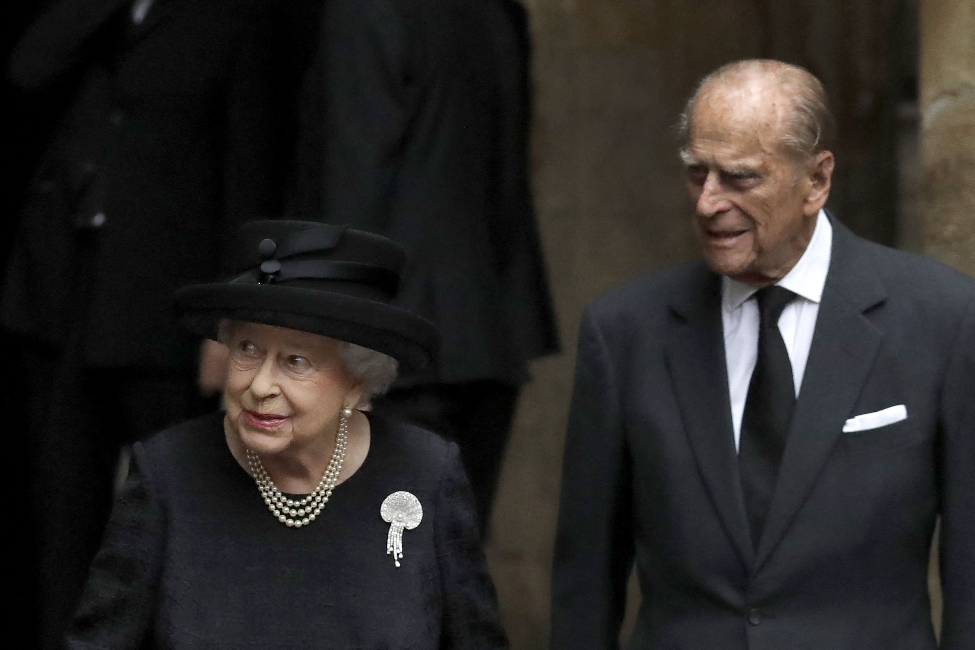 La reina Elizabeth II y el príncipe Philip, duque de Edimburgo, saliendo del funeral de la segunda condesa Mountbatten de Birmania, Patricia Knatchbull, en la iglesia de St. Paul en Knightsbridge, Londres, el 27 de junio de 2017. | Foto: Getty Images