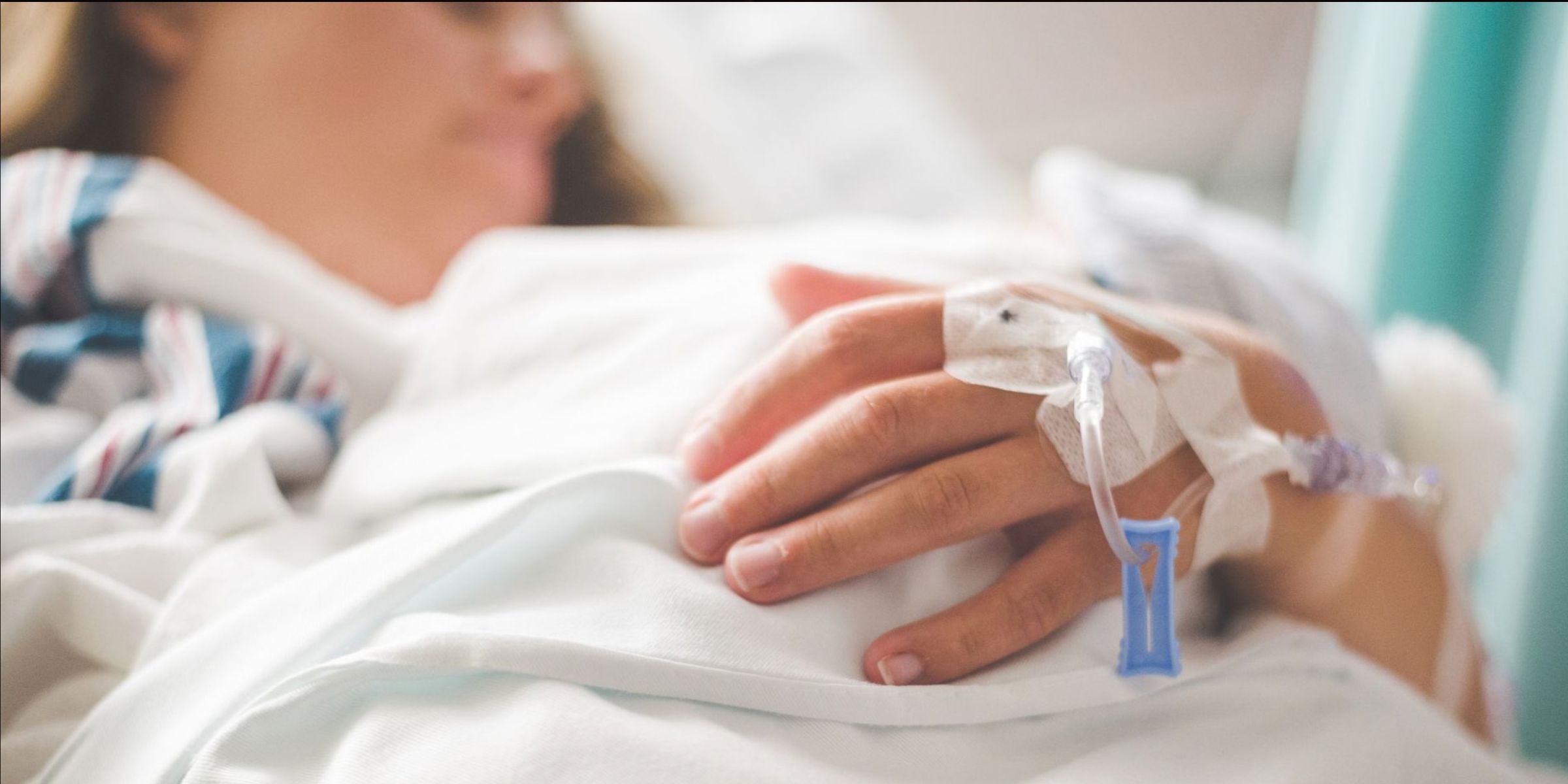 Un primer plano del brazo de un paciente con una vía intravenosa en un hospital | Fuente: Pexels