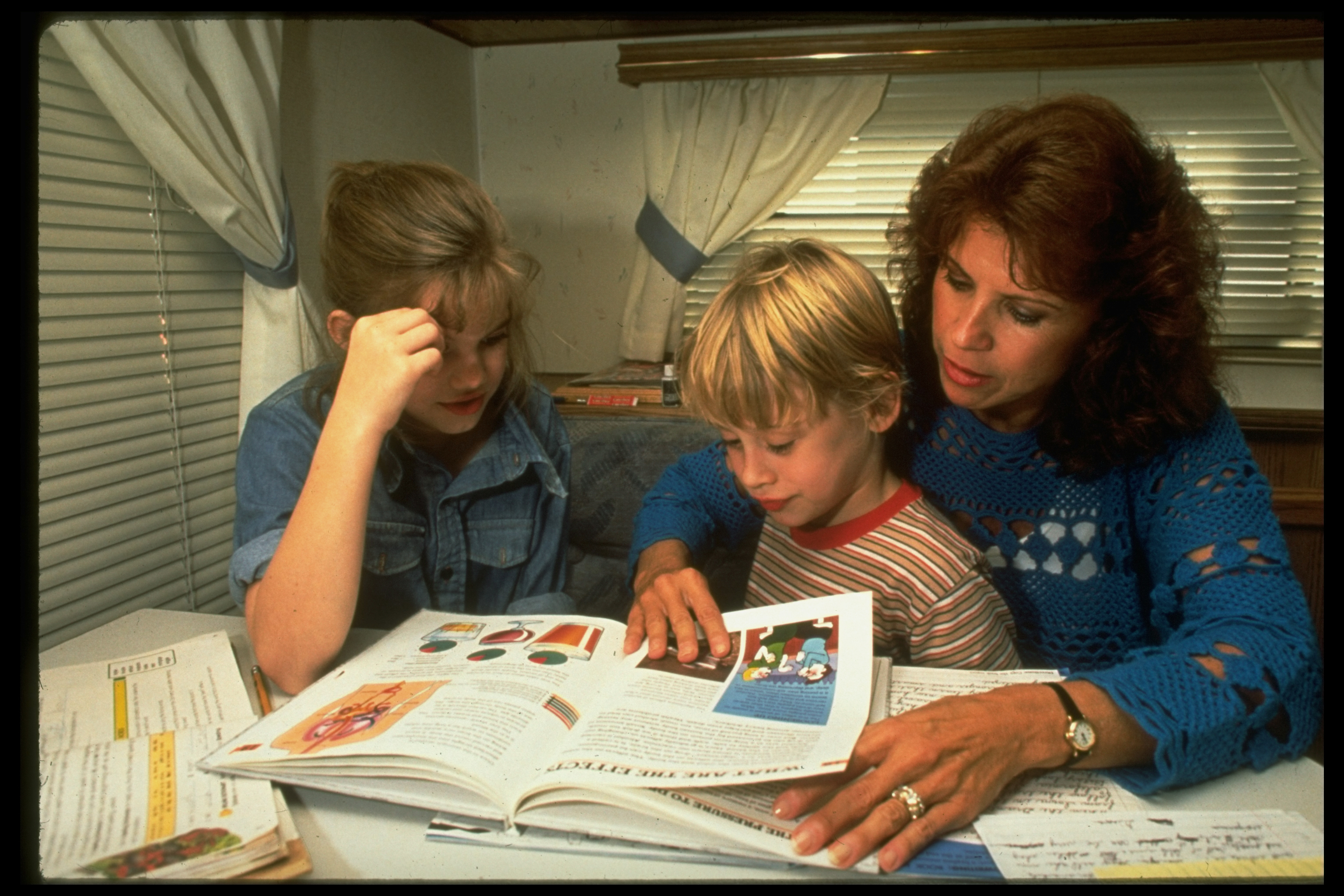 La actriz y Macaulay Culkin trabajando con la tutora Leah Girolami durante el rodaje de "My Girl," en 1991 | Fuente: Getty Images