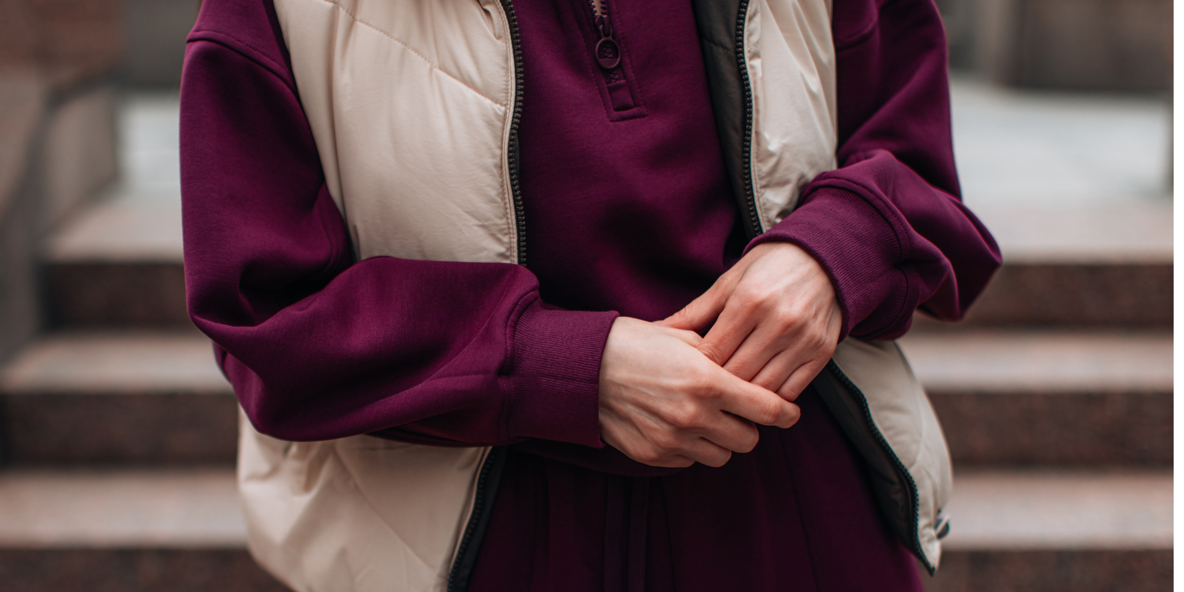 Mujer vestida de burdeos | Fuente: Shutterstock