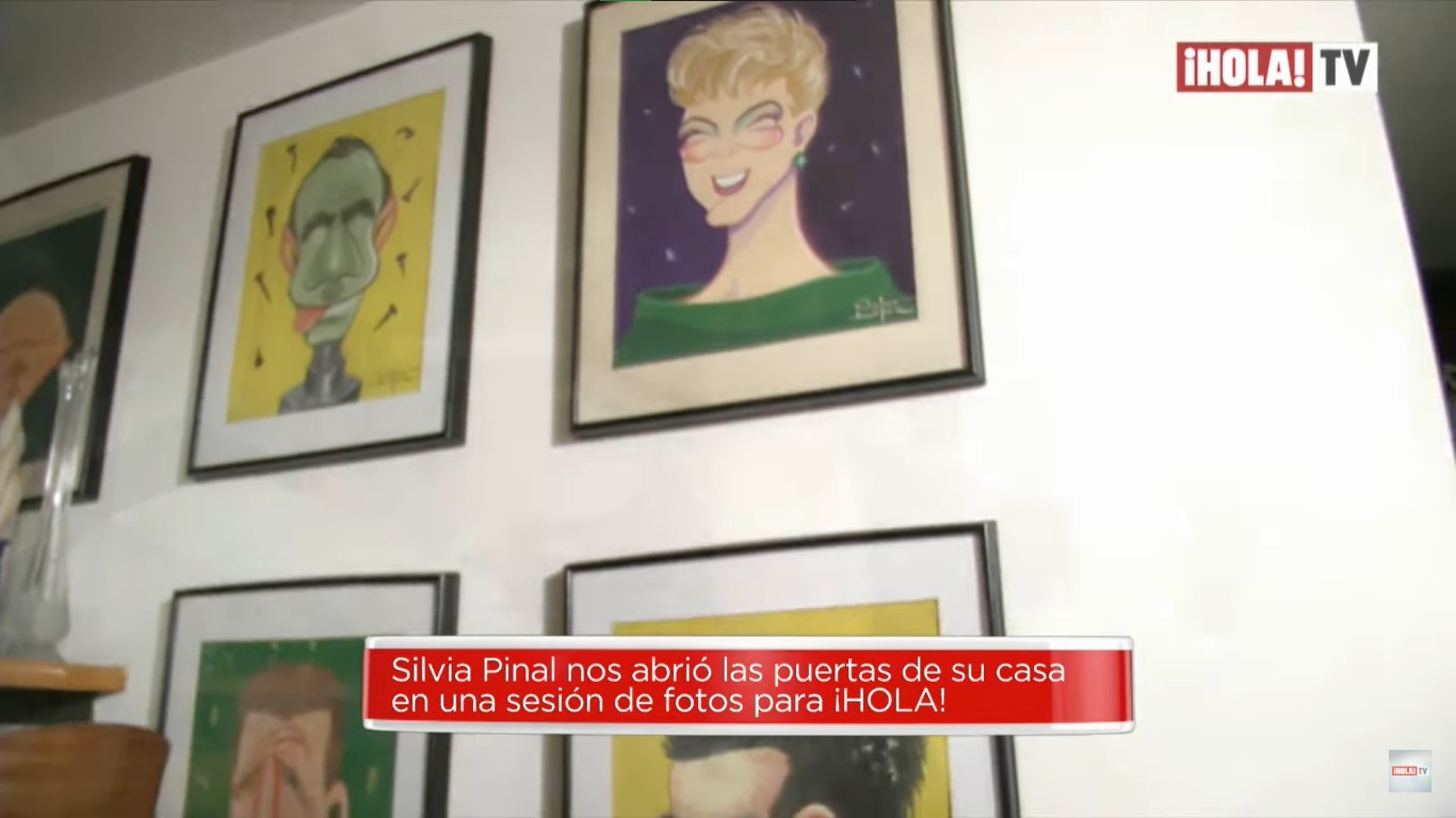 Vista de las obras de arte en la casa de Silvia Pinal. | Foto: YouTube/¡HOLA! TV