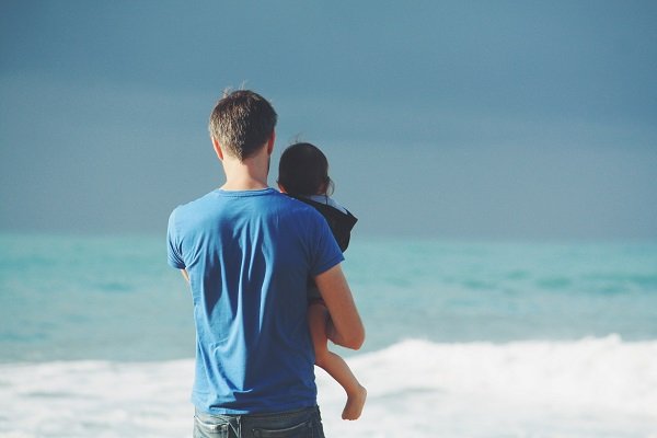 Un hombre caminando con un niño. | Fuente: Unsplash.com