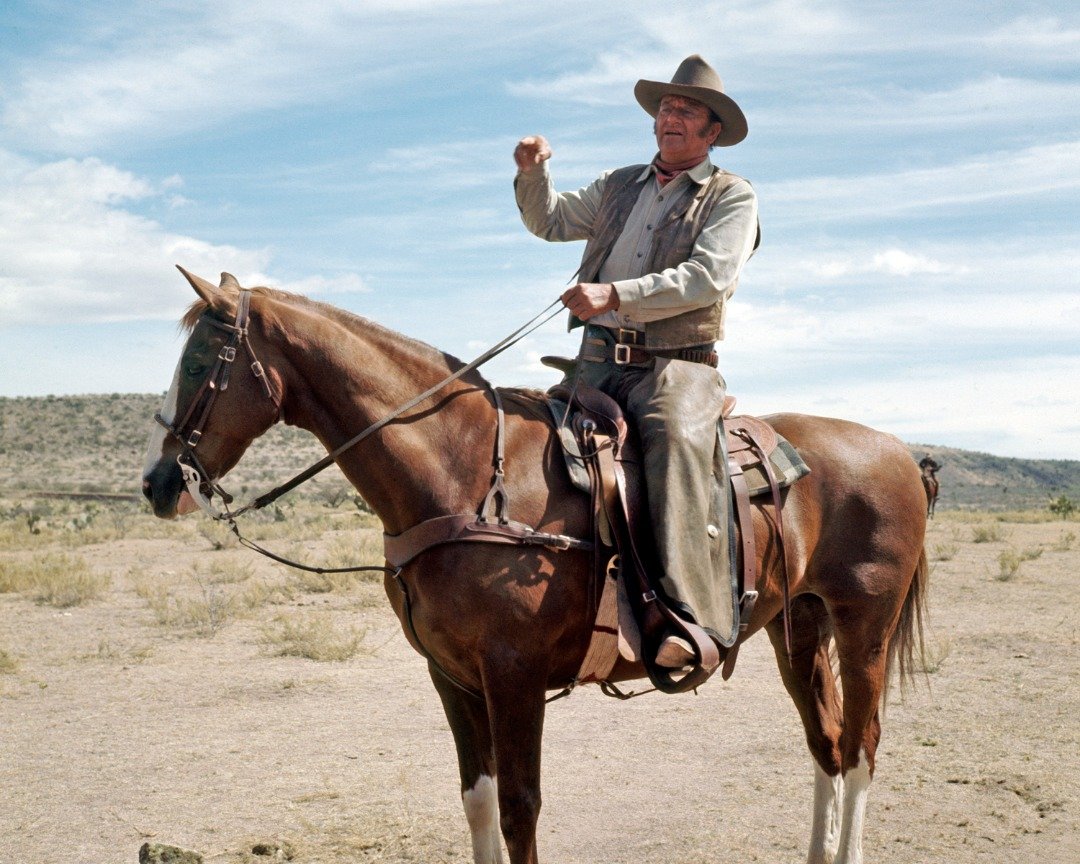 John Wayne a caballo en una escena de la película "Chisholm" en 1970 | Foto: Getty Images