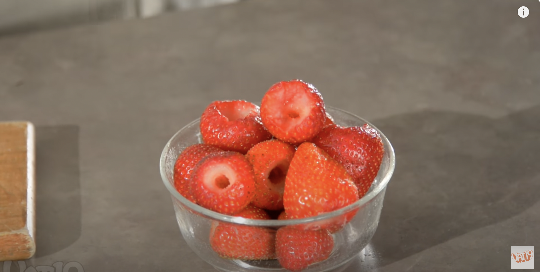 Fresas procesadas con el descorazonador de fresas. | Fuente: Youtube/Vat19