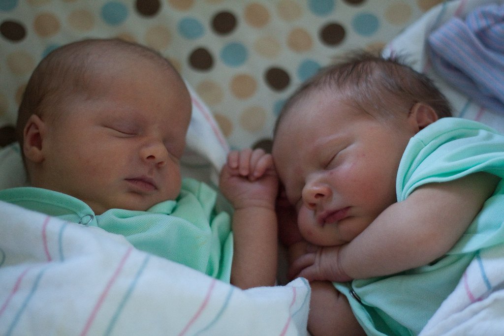 Gemelos recién nacidos durmiendo juntos. | Imagen: Flickr