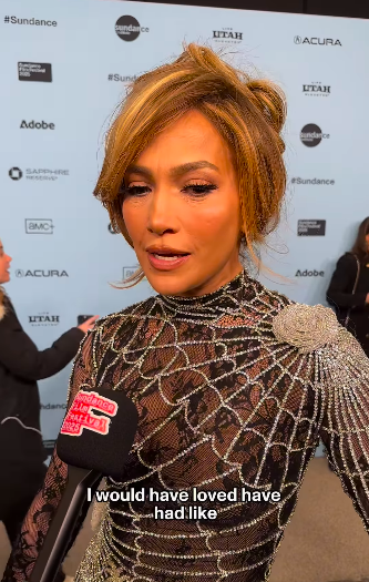 Jennifer Lopez hablando con un periodista en el Festival de Cine de Sundance. | Fuente: Instagram/sundanceorg