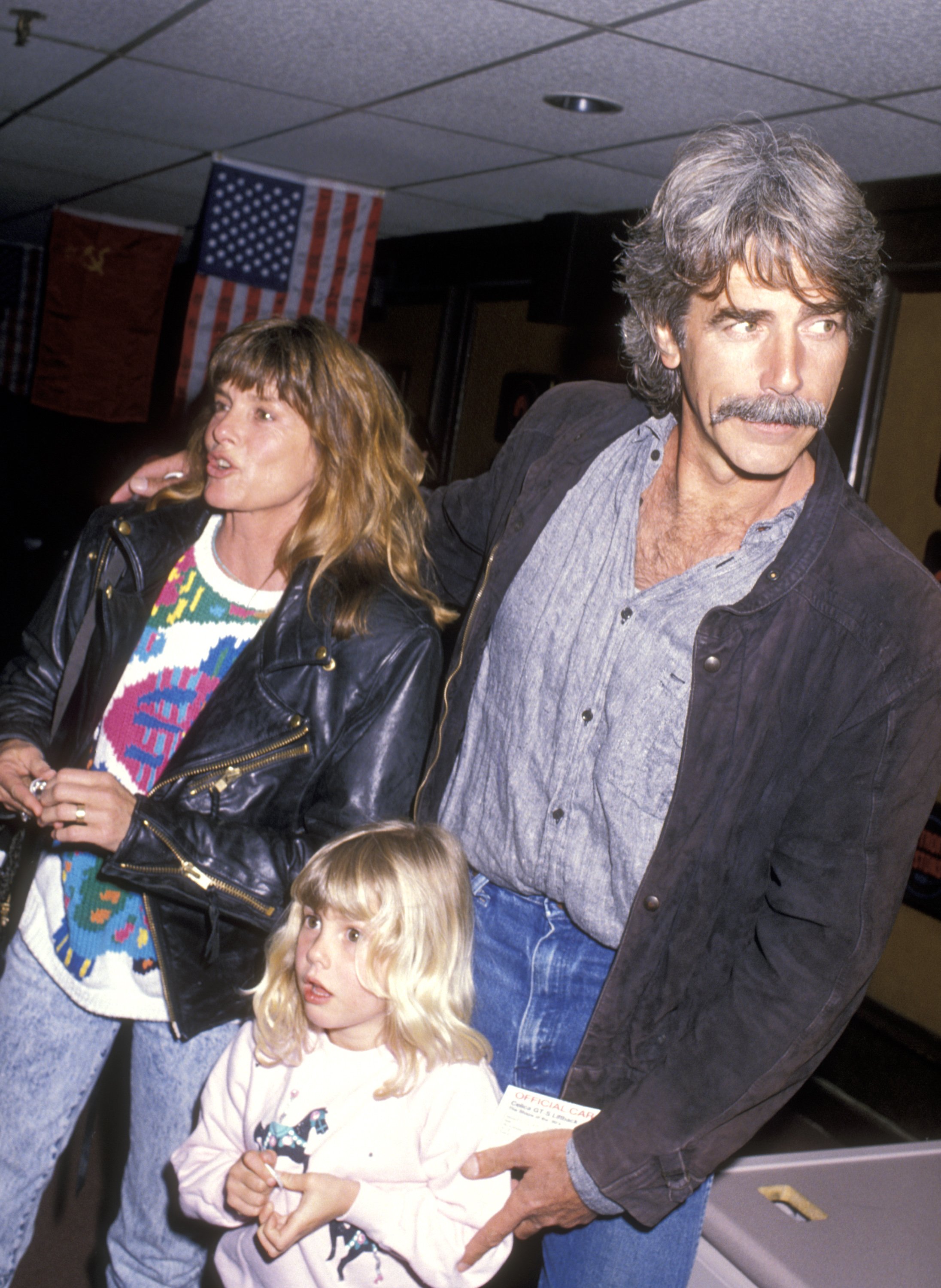 Los actores Katharine Ross, Sam Elliott y su hija Cleo Elliott asisten a la "Apertura del Circo de Moscú" el 14 de marzo de 1990 en el Great Western Forum en Inglewood, California | Foto: Getty Images