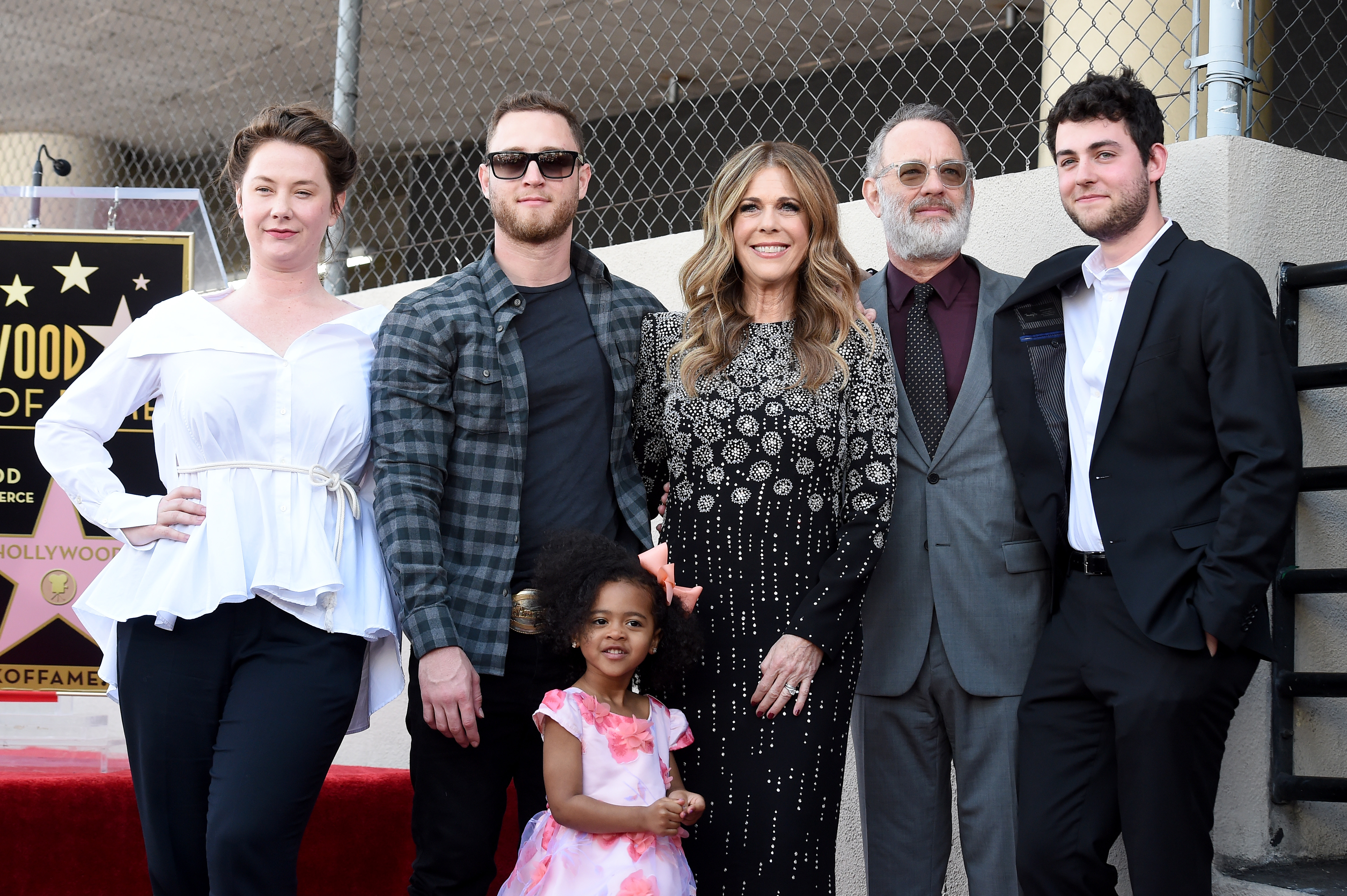 Chet Hanks con su hija y su familia en la ceremonia de homenaje a Rita Wilson con una estrella en el Paseo de la Fama de Hollywood el 29 de marzo de 2019, en Hollywood, California. | Fuente: Getty Images