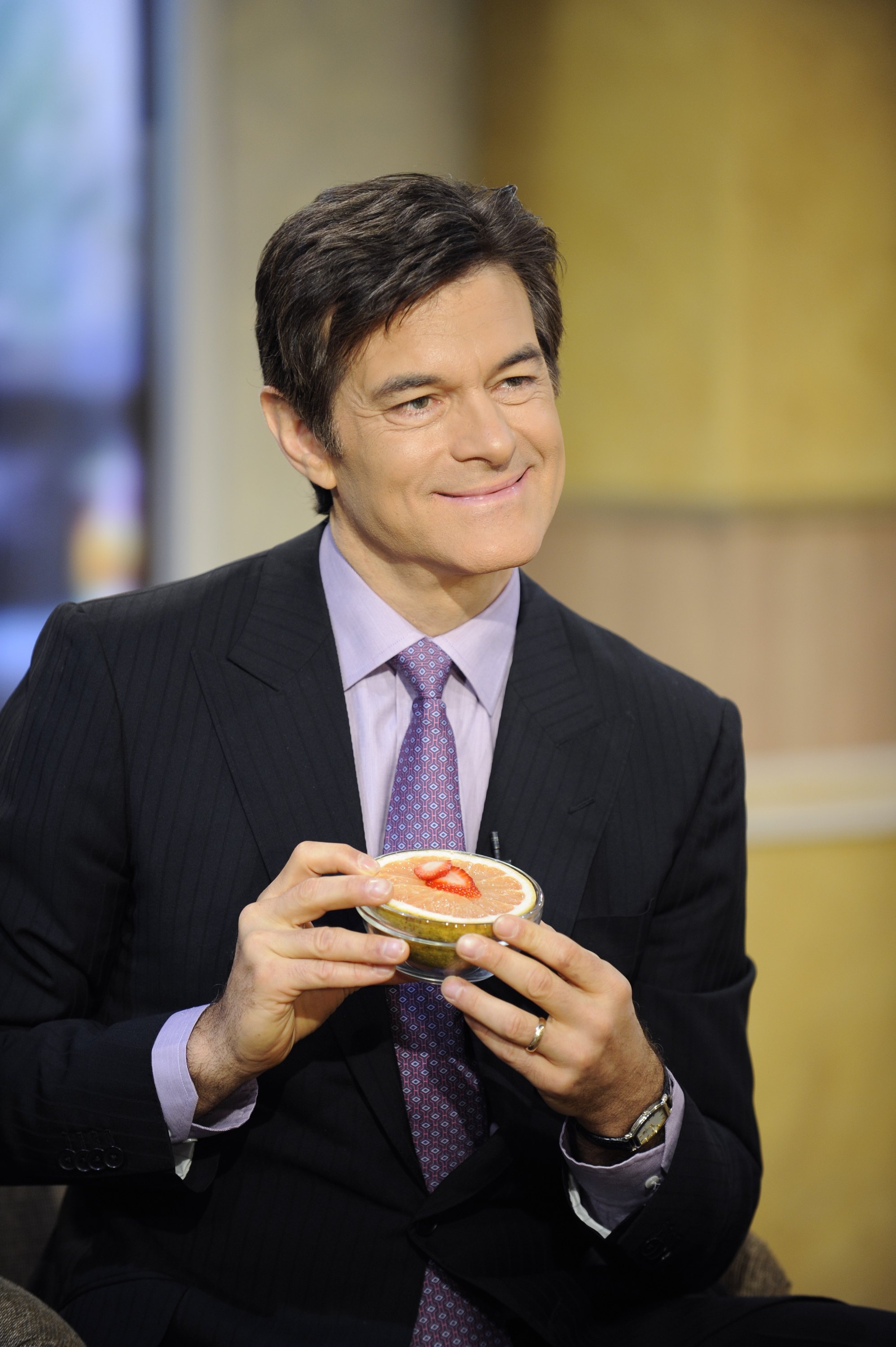 El Dr. Mehmet Oz habla en el programa de la ABC "Good Morning America" in 1987 | Fuente: Getty Images