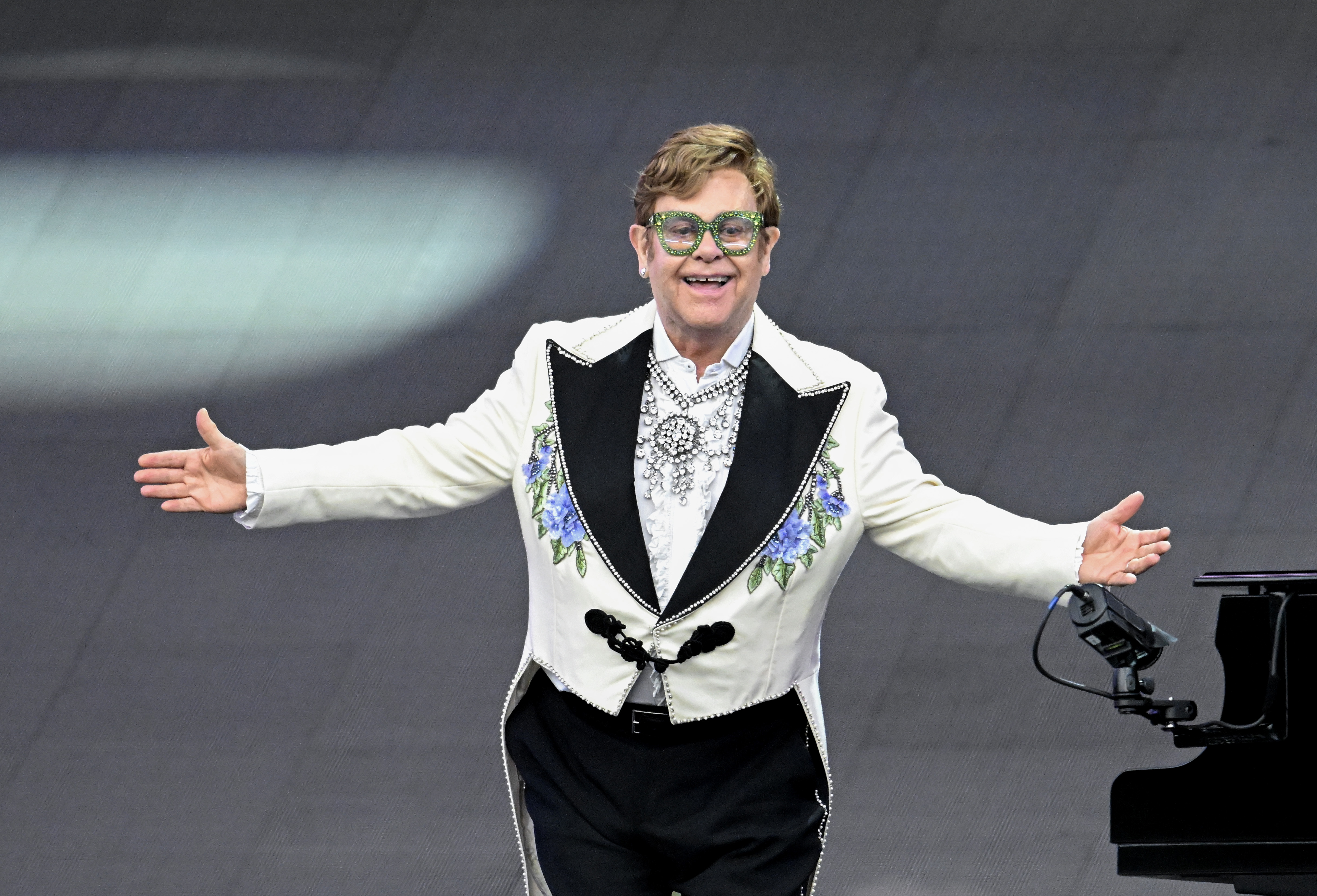 Elton John actúa en el escenario mientras American Express presenta BST Hyde Park en Hyde Park en Londres, Inglaterra, el 24 de junio de 2022 | Fuente: Getty Images