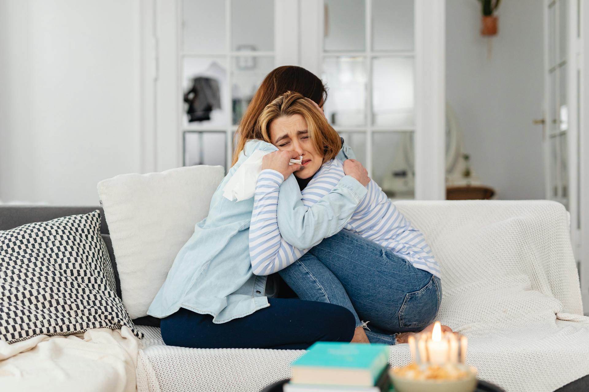 Una madre y una hija emocionadas abrazándose | Fuente: Pexels