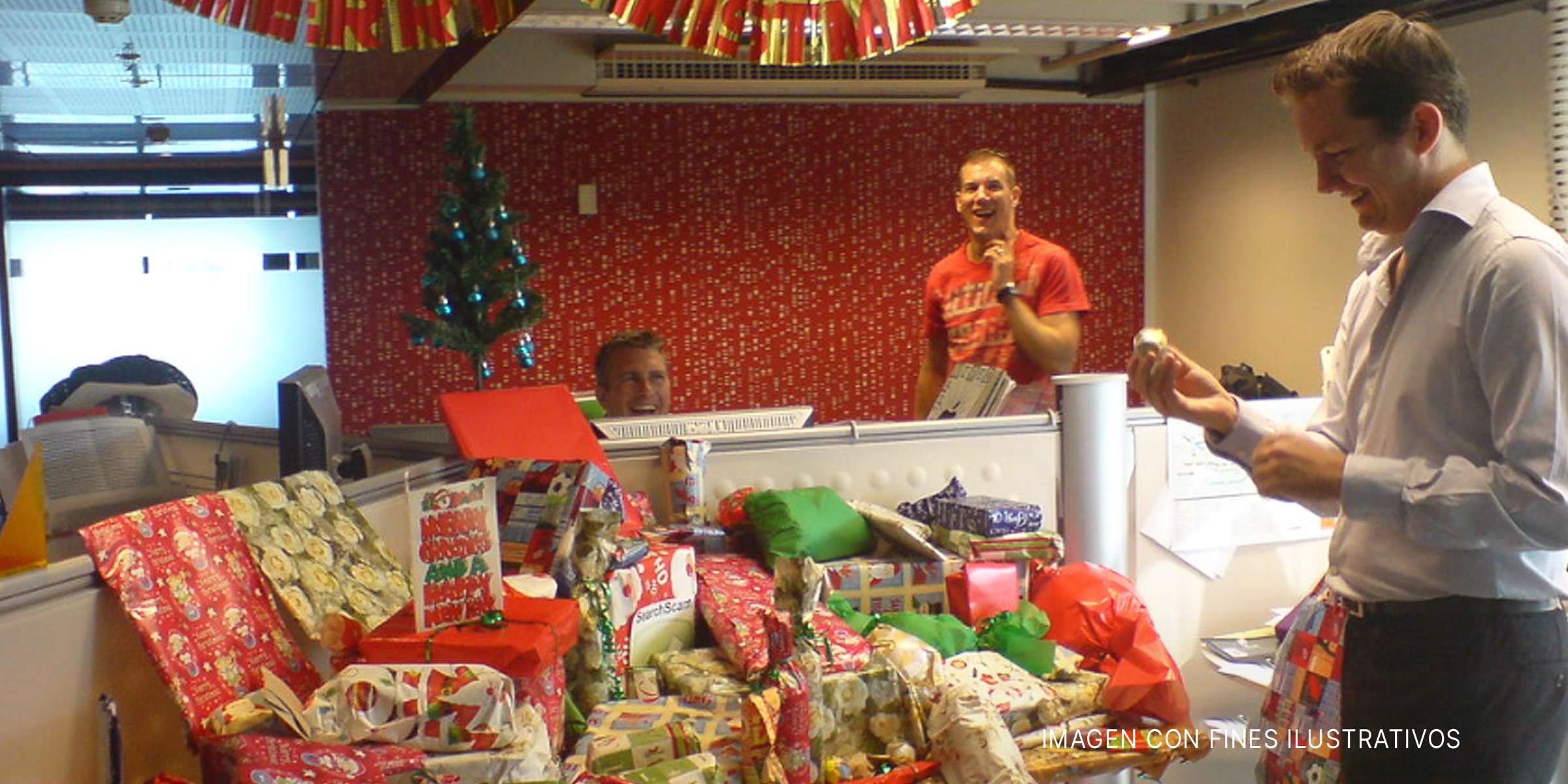 Hombre contemplando muchos regalos de Navidad sobre un escritorio | Foto: Flickr.com/AussieGold (CC BY 2.0)