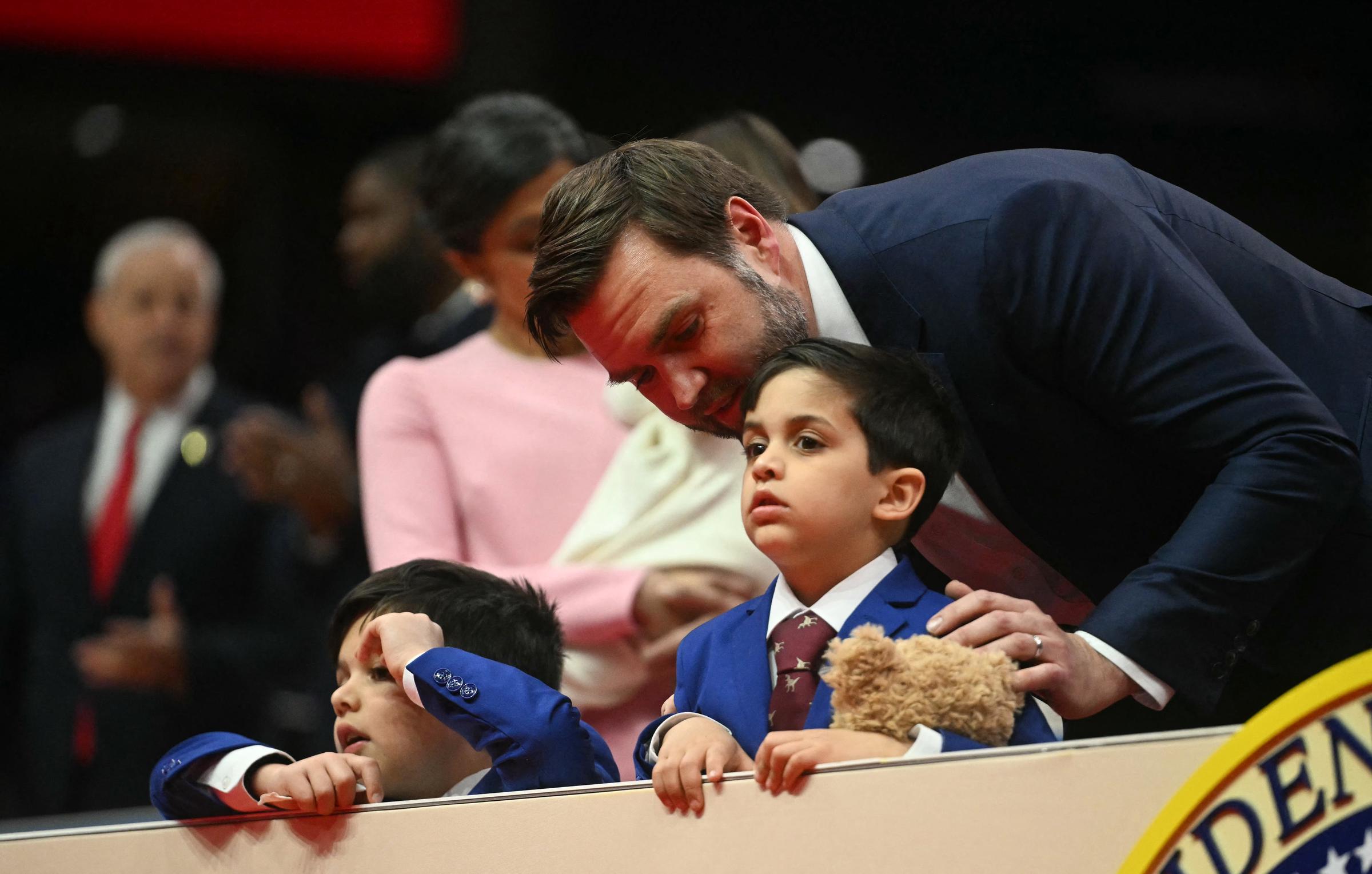 El vicepresidente de EE.UU., J.D. Vance, habla con sus hijos, Ewan y Vivek, en la toma de posesión en Washington | Fuente: Getty Images