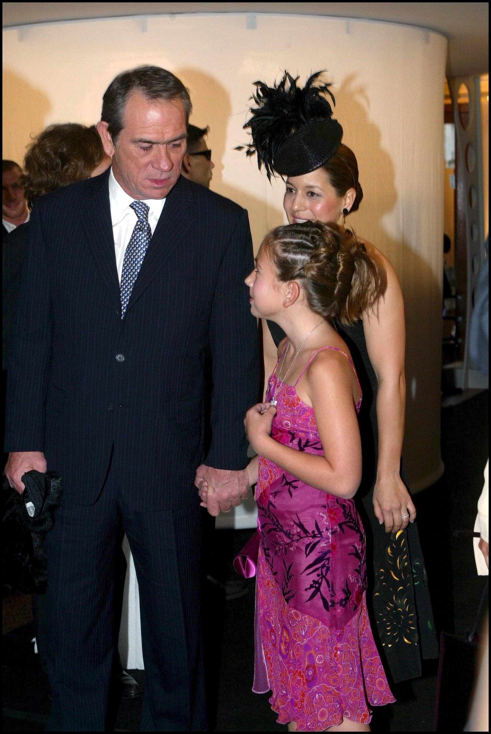 Tommy Lee Jones y Victoria Jones en el estreno de "Men In Black 2" en París, Francia, el 18 de julio de 2002. | Fuente: Getty Images