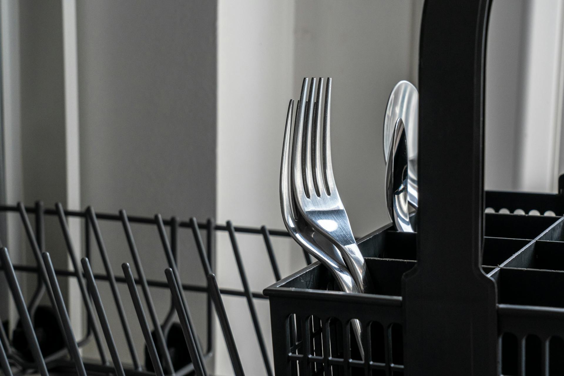 Cubiertos en un lavavajillas | Fuente: Pexels
