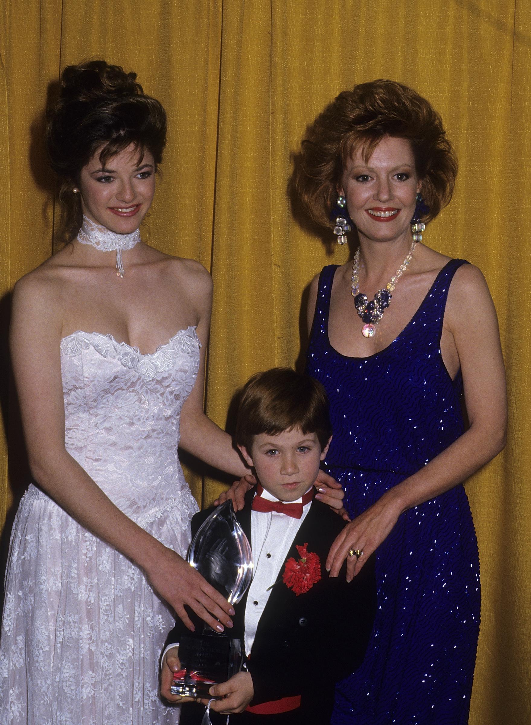 Andrea Elson, Anne Schedeen y Benji Gregory asisten a la 13ª edición de los Premios People's Choice en el Auditorio Cívico de Santa Mónica, California, el 15 de marzo de 1987 | Fuente: Getty Images