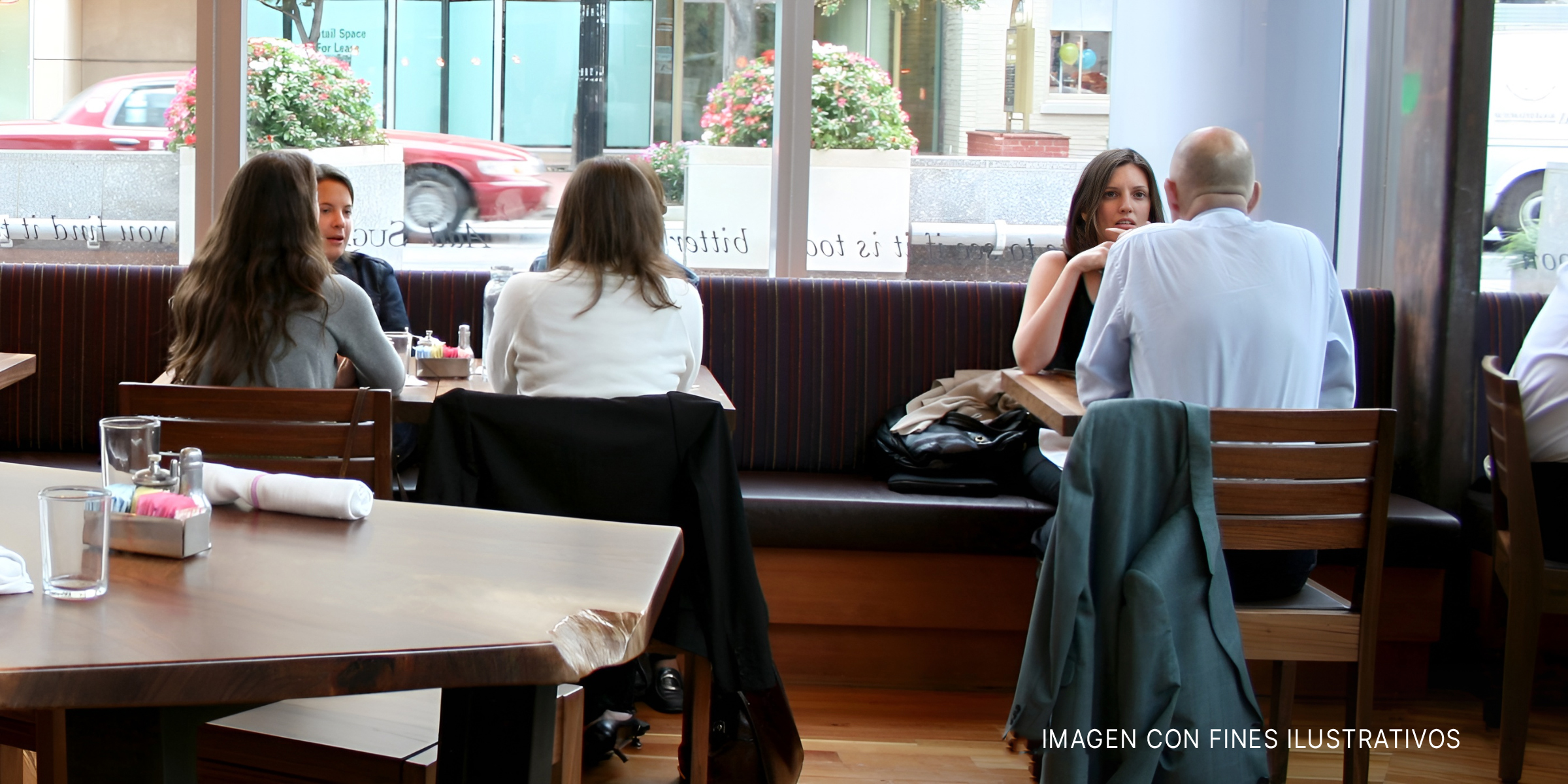 Gente sentada en un restaurante. | Fuente: Flickr.com
