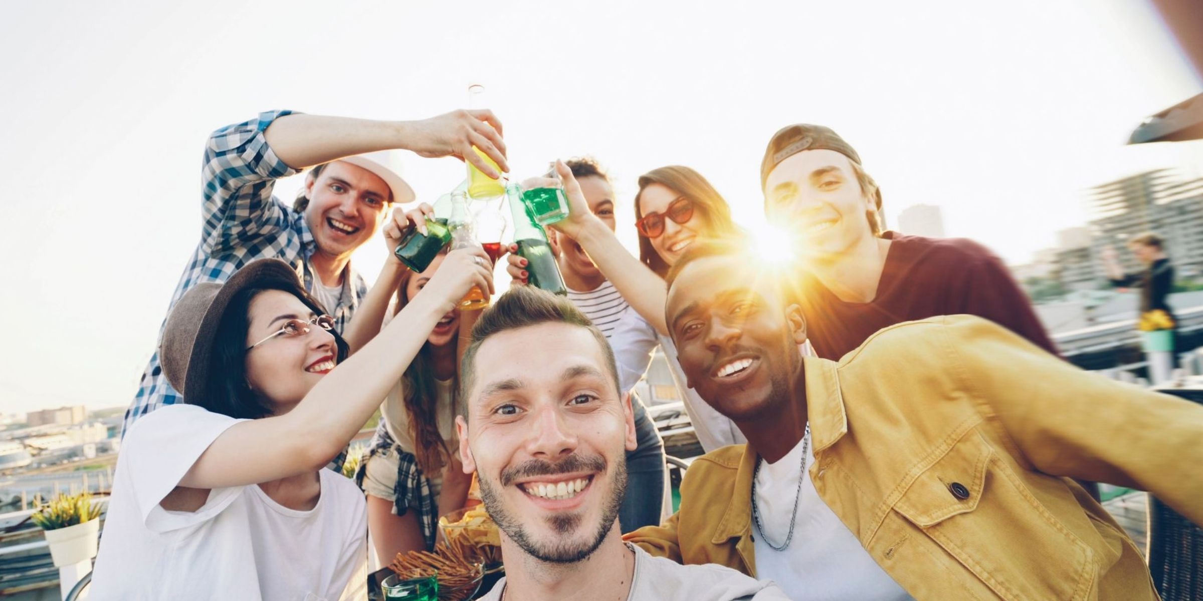 Un grupo de amigos brindando y disfrutando de un evento al aire libre bajo el sol | Fuente: Pexels