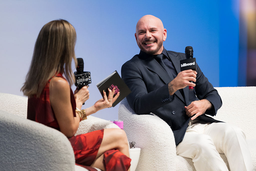 Leila Cobo y Pitbull intervienen en el escenario durante la sesión "Superstar Q&A with Pitbull: Chart History Live", en el marco de la Billboard Latin Music Week 2026, celebrada en Furia Miami el 21 de octubre de 2026 en Miami Beach, Florida. | Fuente: Getty Images