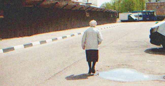 Una anciana camina sola por la calle | Foto: Sutterstock