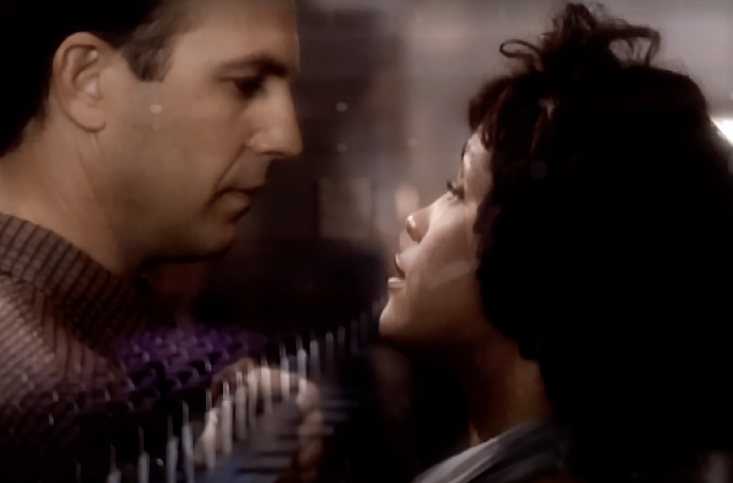 Kevin Costner y Whitney Houston en una escena de "The Bodyguard", compartida a través del vídeo musical de Whitney Houston para "I Will Always Love You", publicado el 28 de septiembre de 2010 | Fuente: YouTube/Whitney Houston