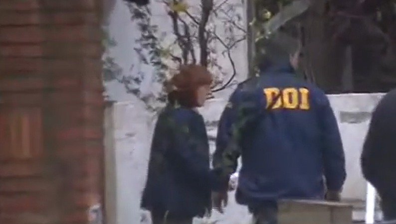 Oficiales afuera de la casa de Luis Süllos | Fuente: YouTube/Televisión Pública