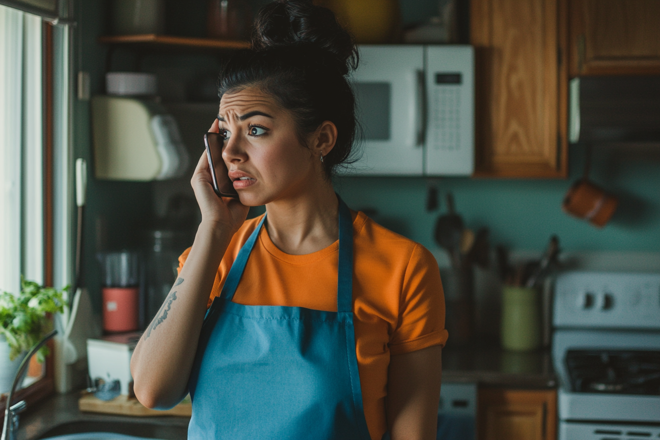 Una mujer preocupada al teléfono | Fuente: Midjourney