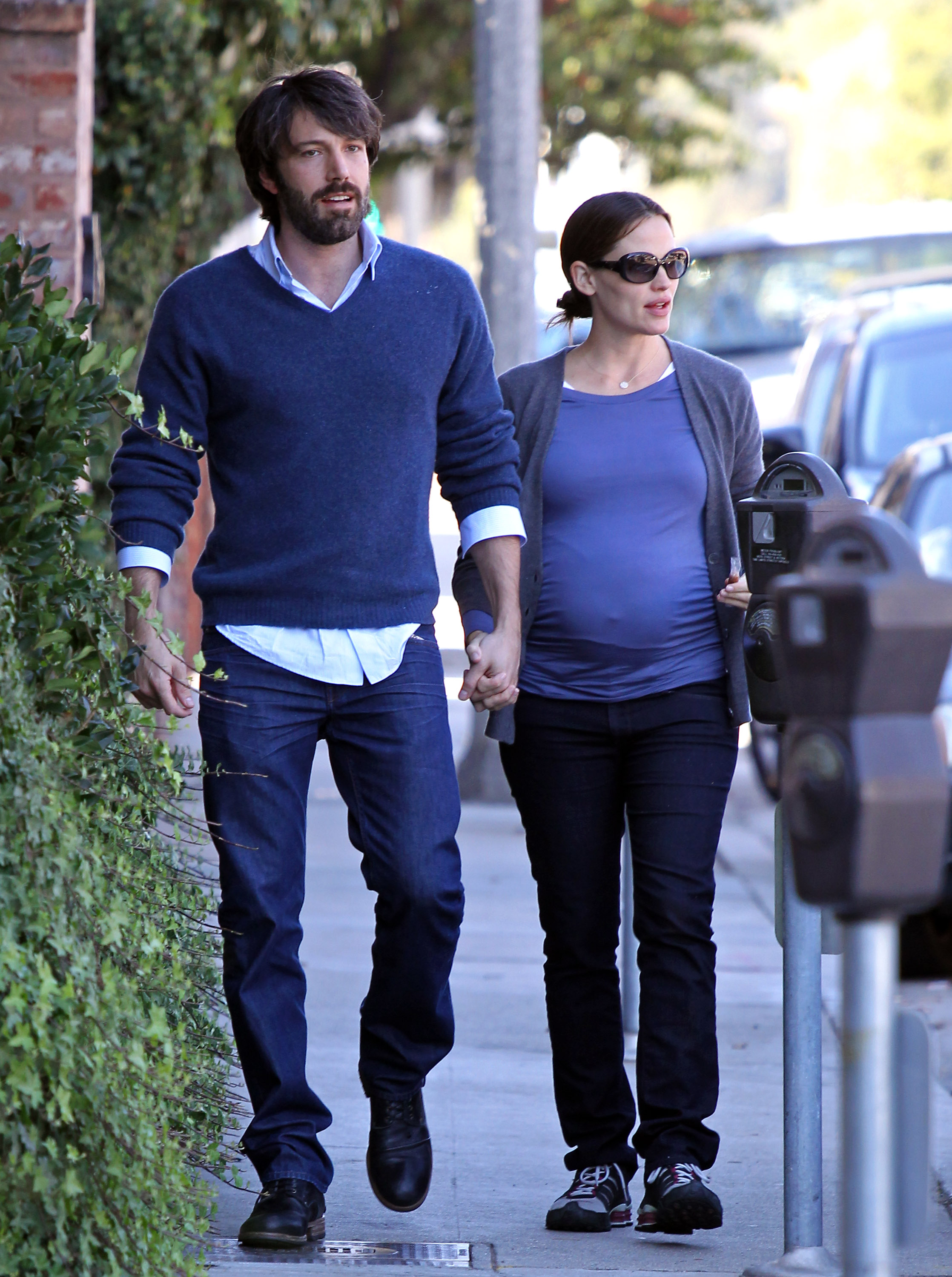 Ben Affleck y Jennifer Garner pasean por Brentwood el 27 de octubre de 2011, en Los Ángeles, California | Fuente: Getty Images