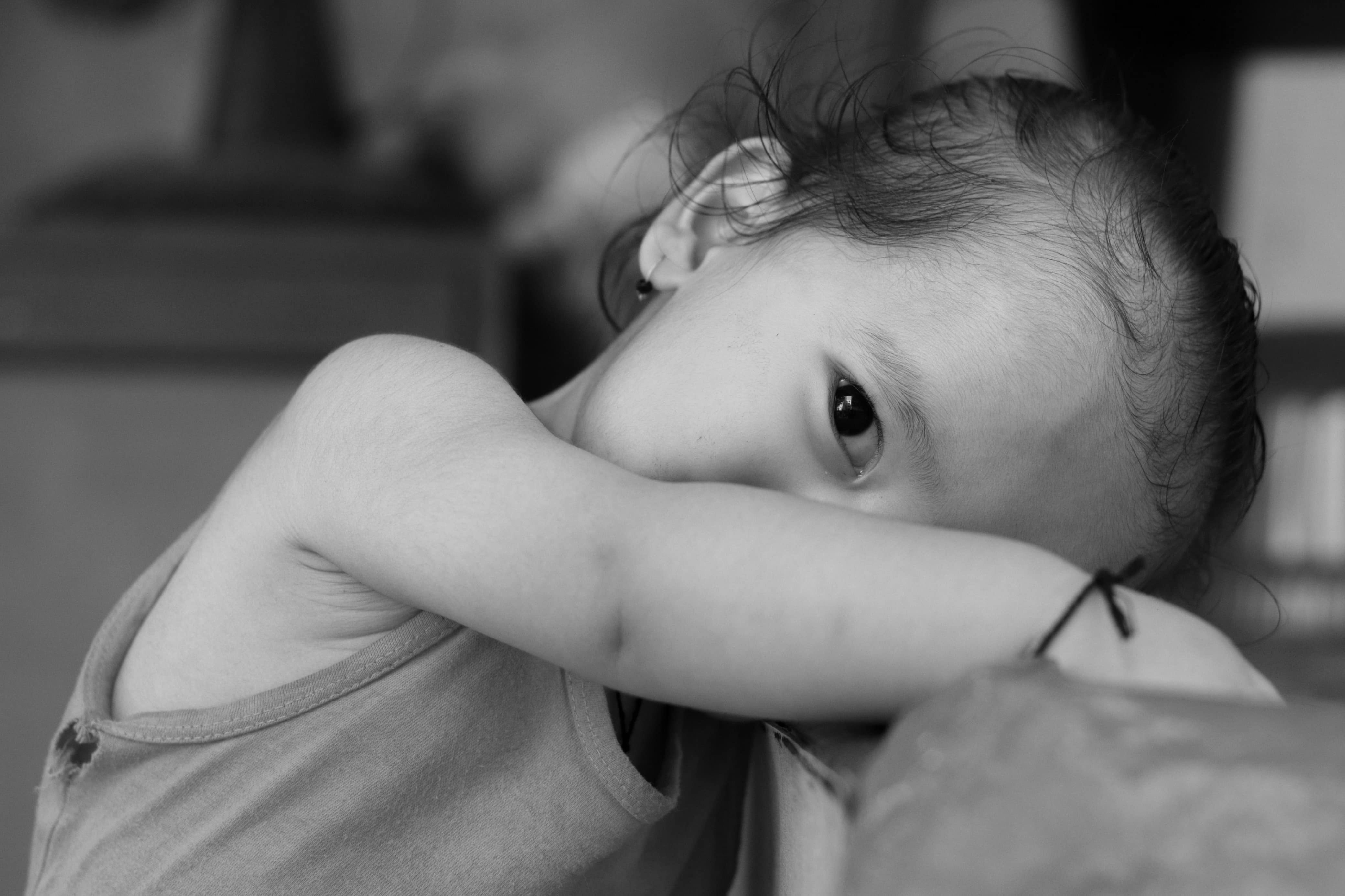 Foto en blanco y negro de una niña | Fuente: Pexels