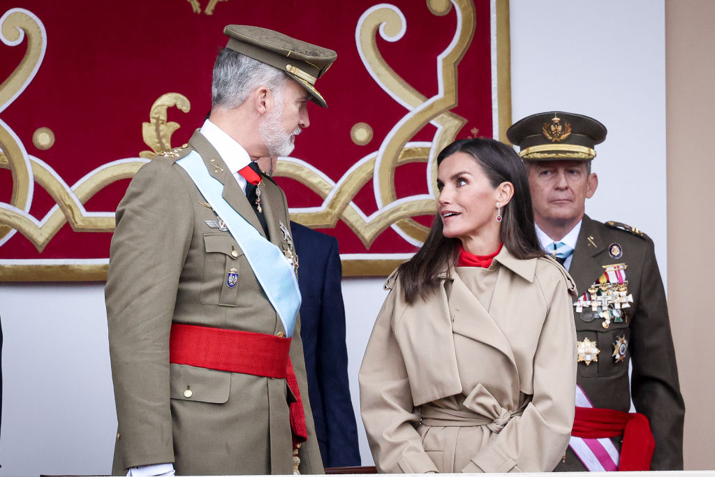El rey Felipe VI y la reina Letizia de España asisten al desfile militar del Día de la Hispanidad el 12 de octubre de 2024 en Madrid, España. | Fuente: Getty Images