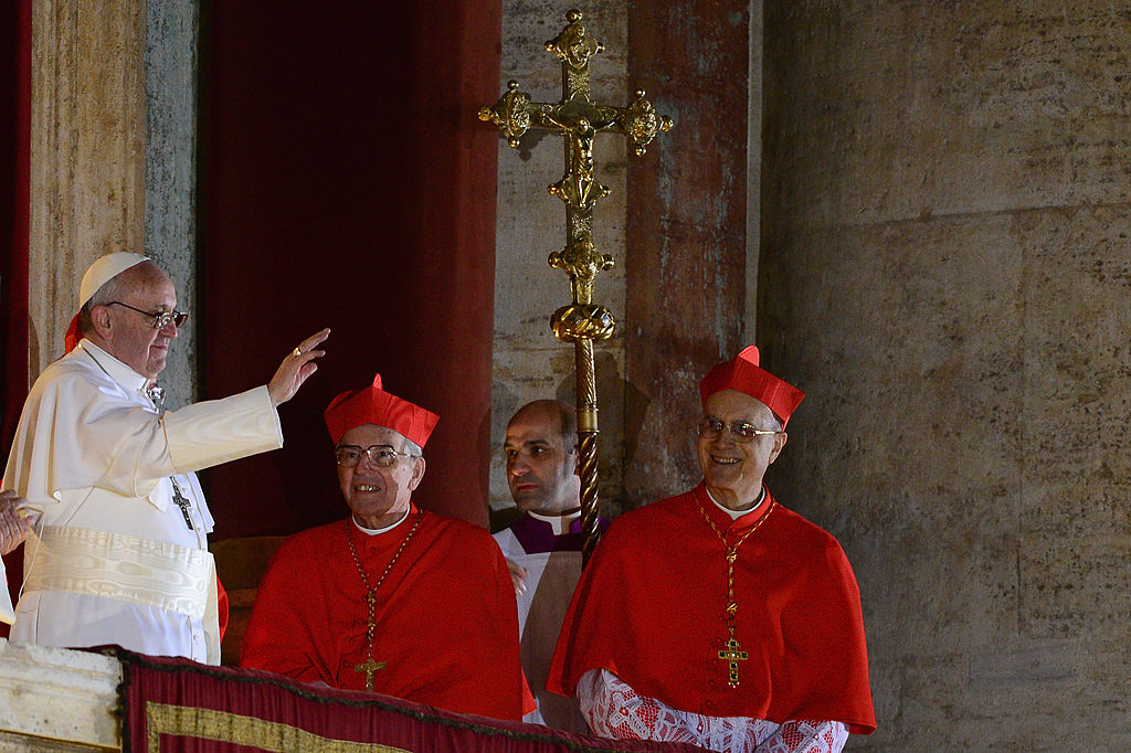 El recién elegido papa Francisco saluda a la multitud que espera desde el balcón central de la Basílica de San Pedro el 13 de marzo de 2013 en Ciudad del Vaticano, Vaticano. El cardenal argentino Jorge Mario Bergoglio fue elegido 266º pontífice y dirigirá a los 1.200 millones de católicos del mundo.