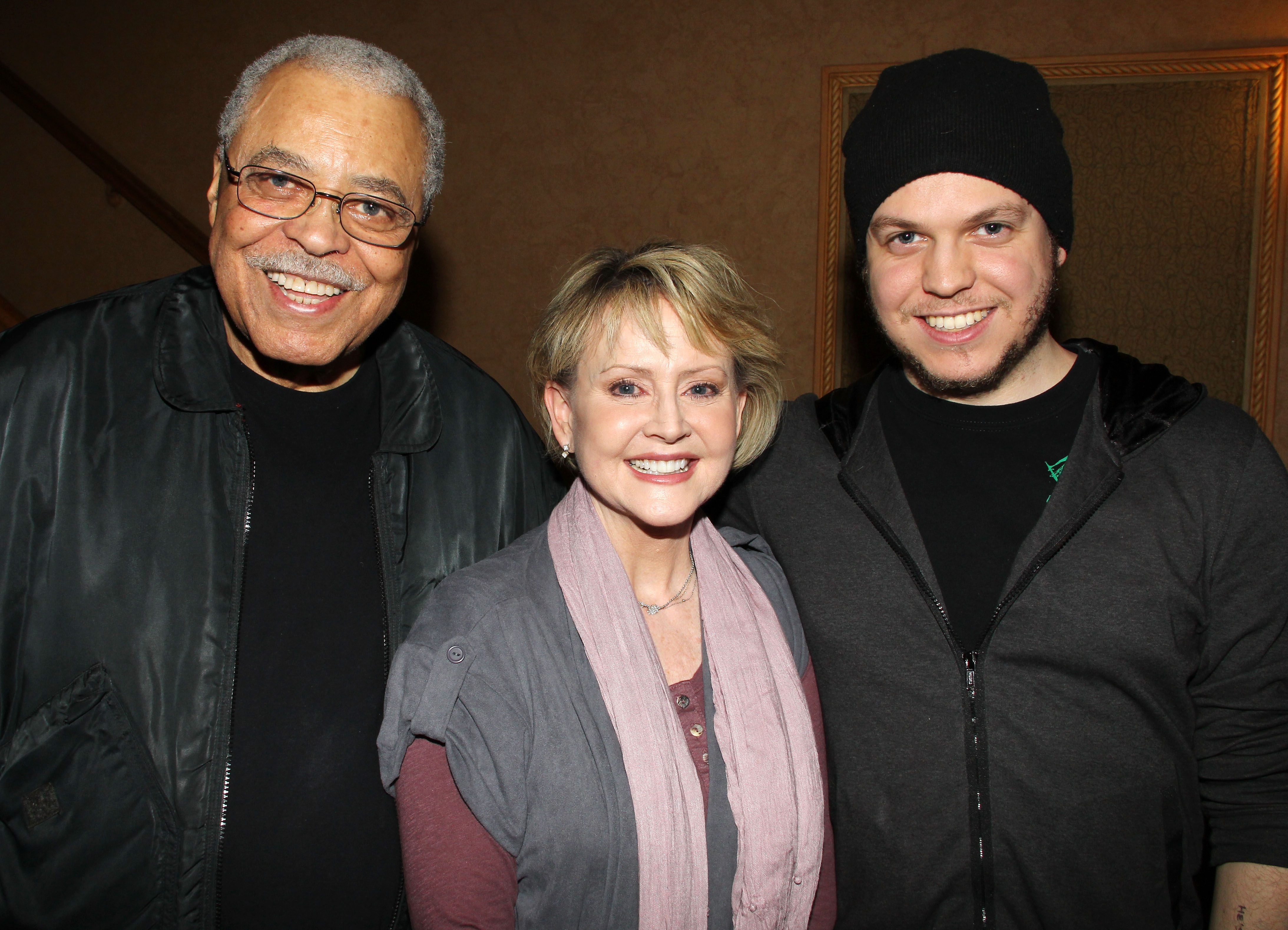 James Earl Jones, Cecilia Hart y Flynn Earl Jones durante la noche de clausura de "Driving Miss Daisy" en Broadway el 9 de abril de 2011, en Nueva York | Fuente: Getty Images