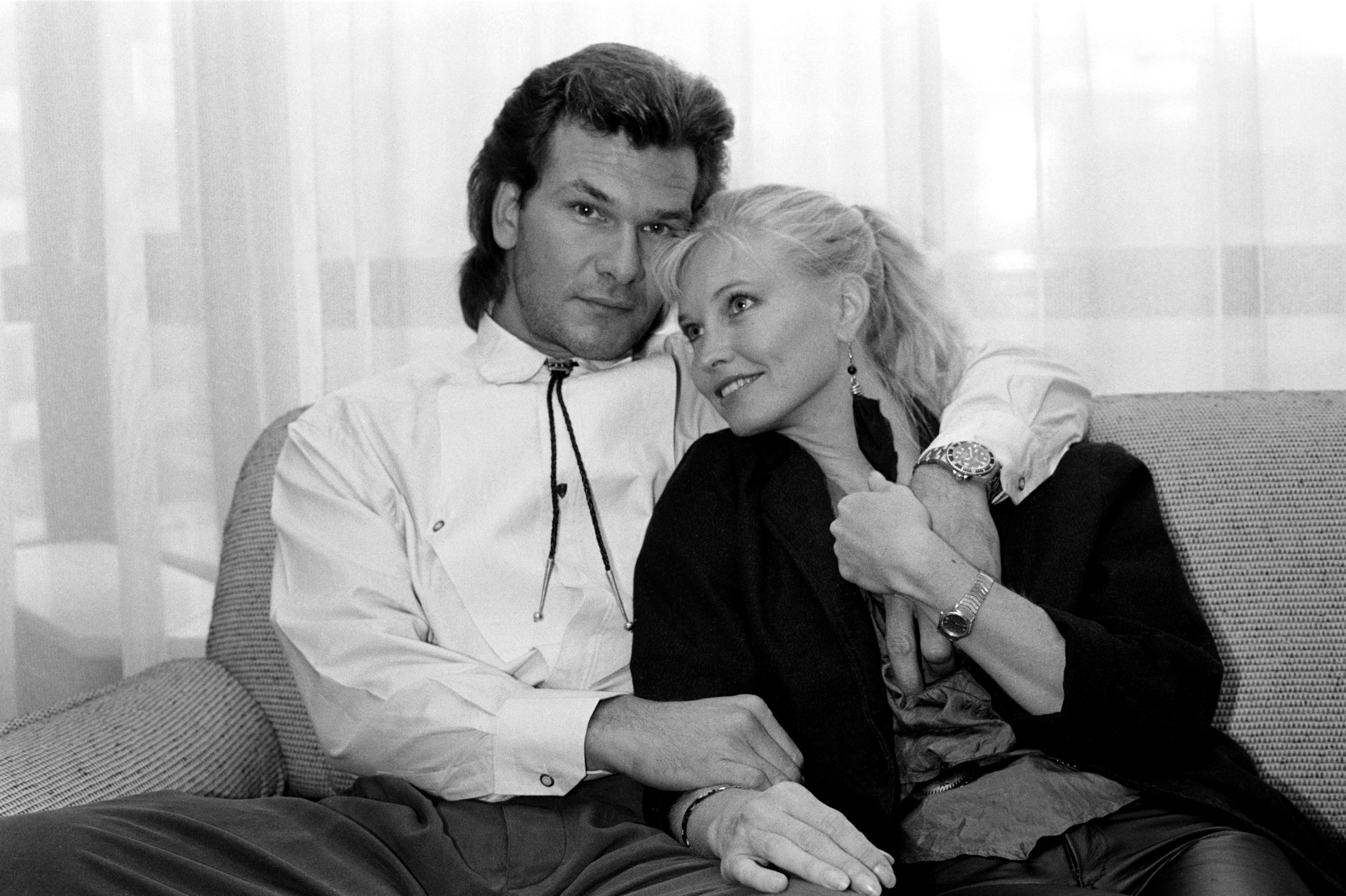 Patrick Swayze y su esposa, Lisa Niemi, el 5 de septiembre de 1987. | Foto: Getty Images