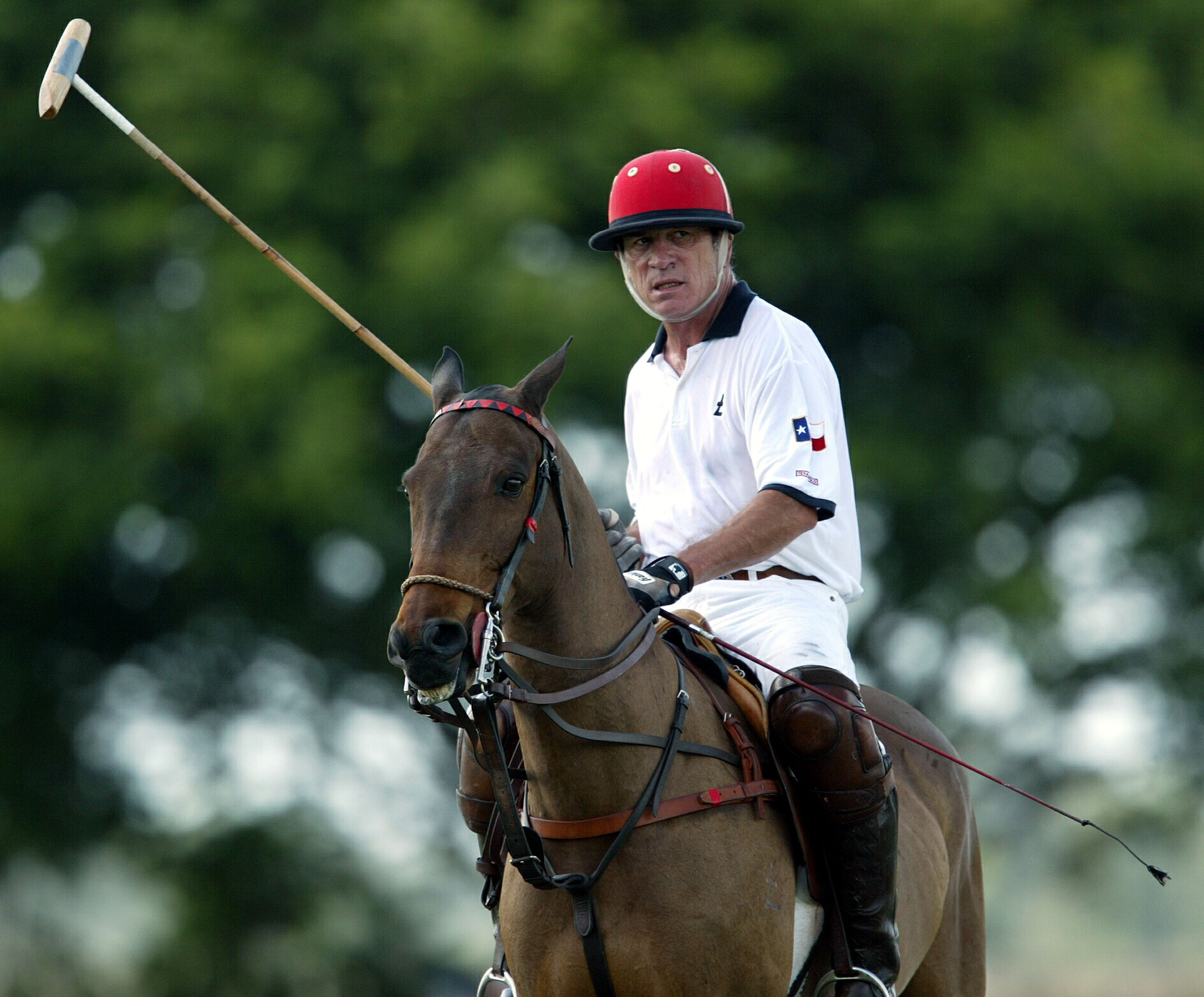 Tommy Lee Jones jugando al polo en el International Polo Club Palm Beach el 6 de febrero de 2004, en Wellington, Florida. | Fuente: Getty Images