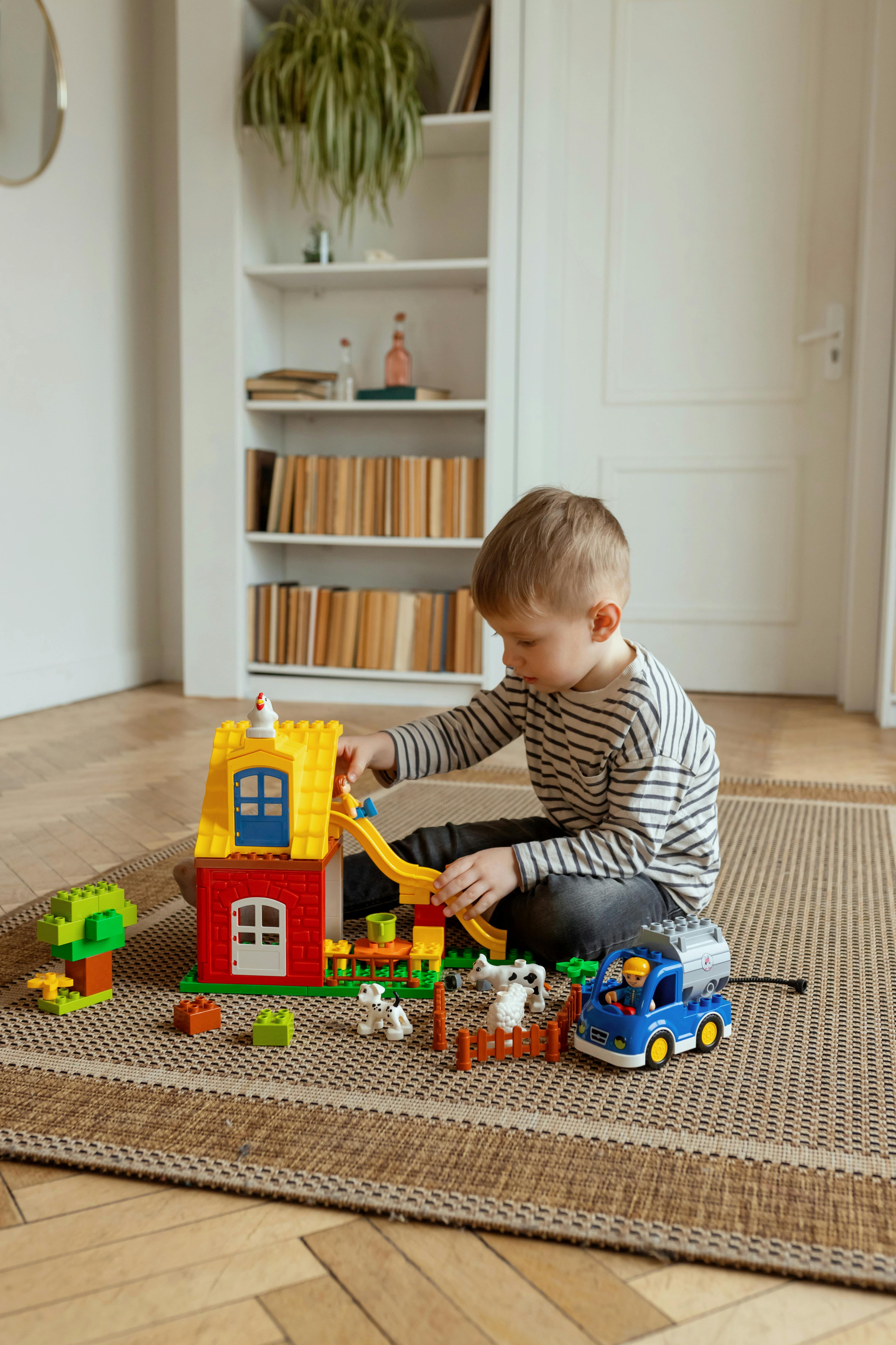 Un niño jugando con juguetes | Fuente: Pexels