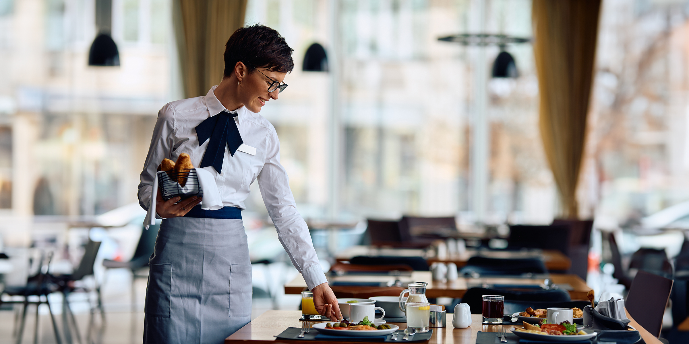 Una camarera en un restaurante | Fuente: Shutterstock