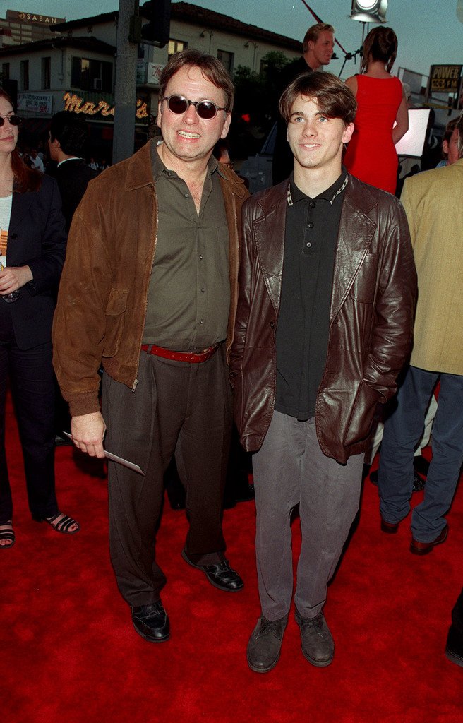John Ritter y su hijo, Jason Ritter en el Mann's Village Theatre, alrededor de 1998. | Foto: Getty Images